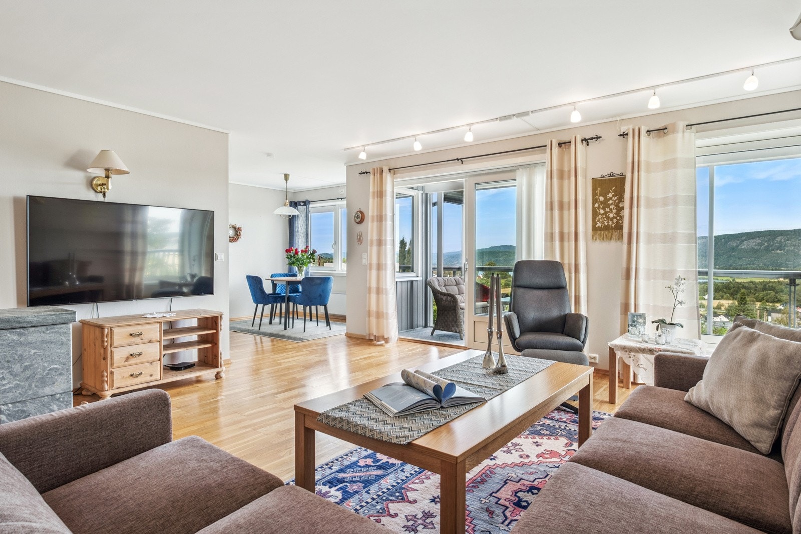 Romslig stue/kjøkken løsning på 25 m². Galleribilde