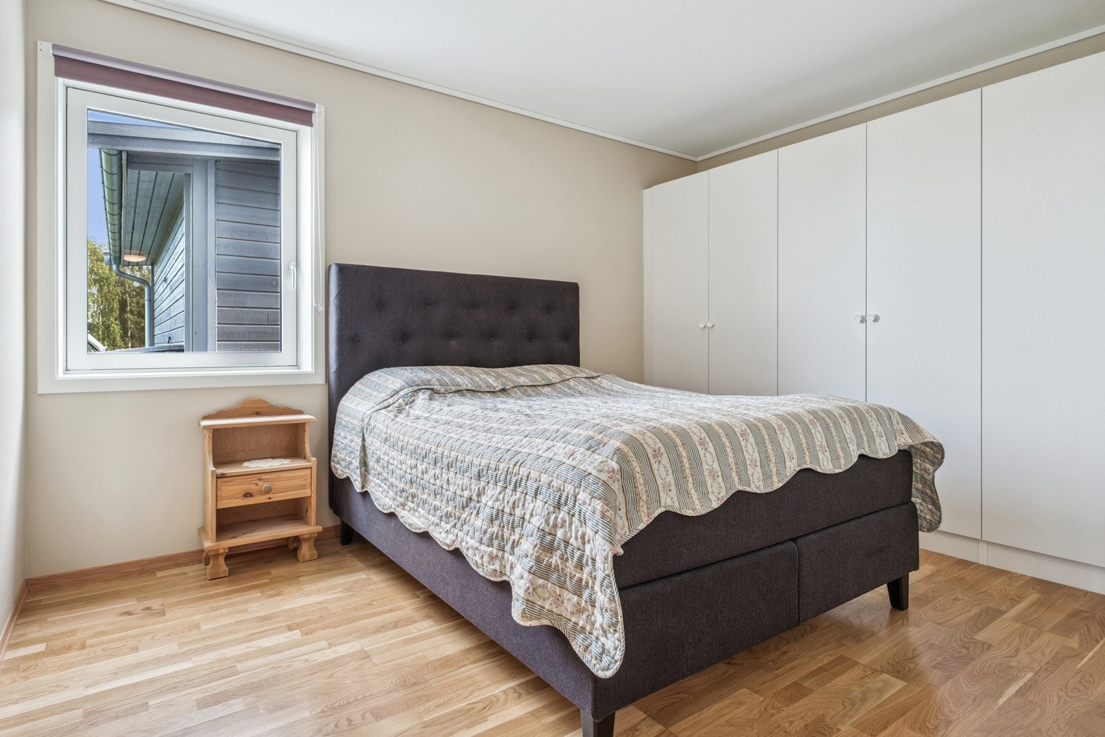 Leiligheten har 3 soverom hvor hovedsoverommet er på 13 m². Galleribilde