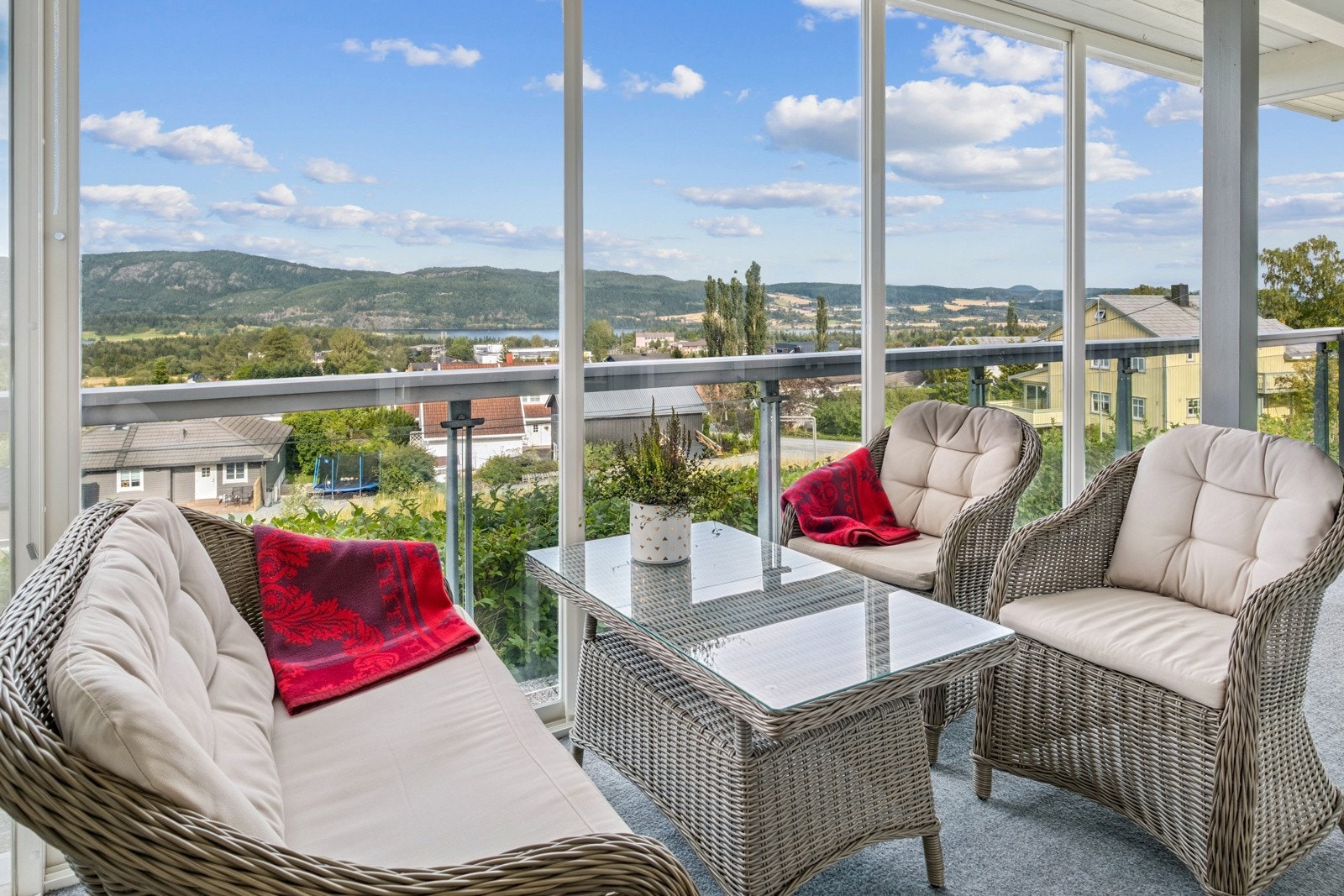 Fra stuen har man tilgang til en romslig innglasset balkong. Galleribilde