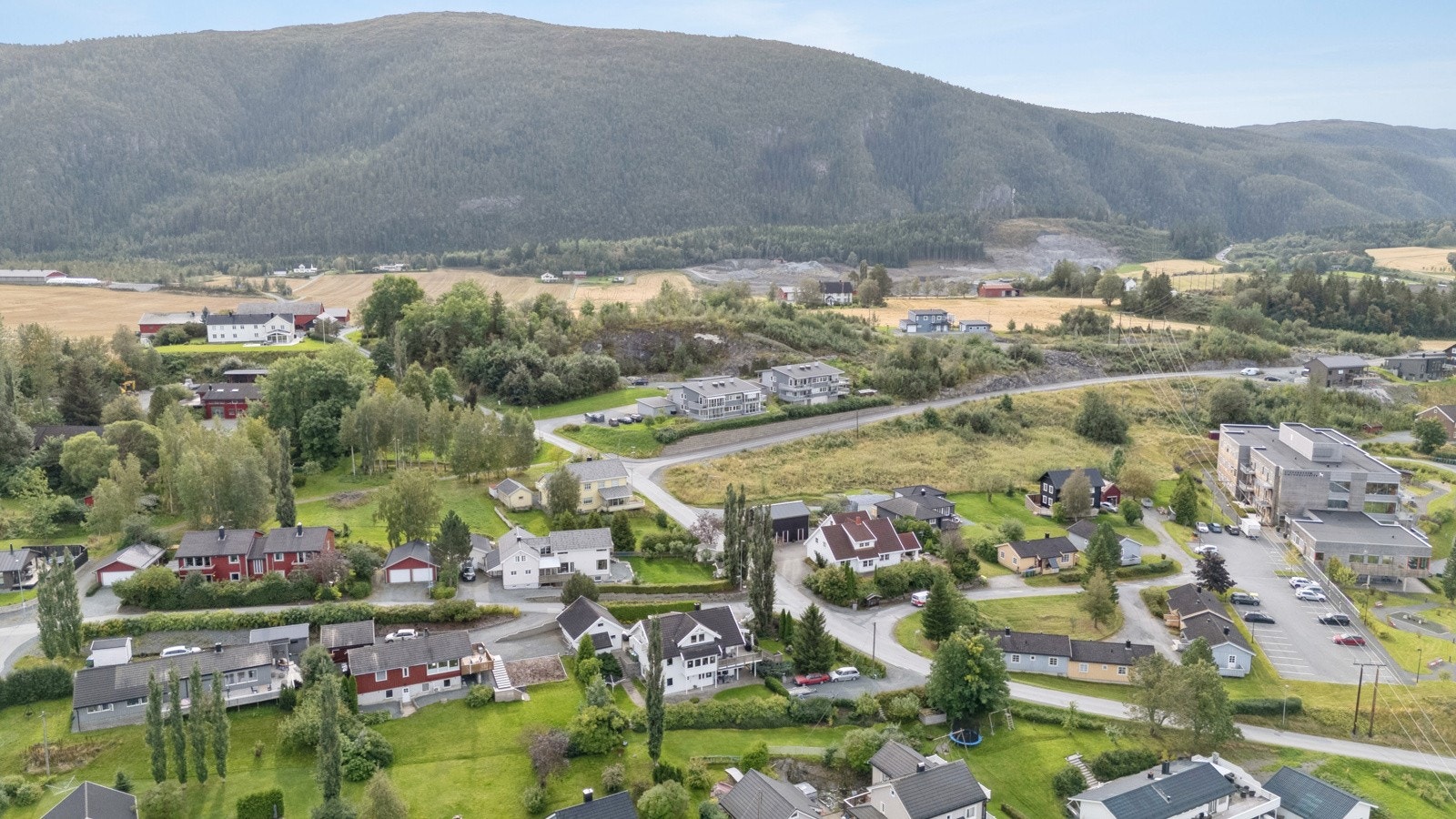 Fra Åsen er det kort vei nordover mot Levanger og sørover mot Stjørdal og Trondheim. Galleribilde