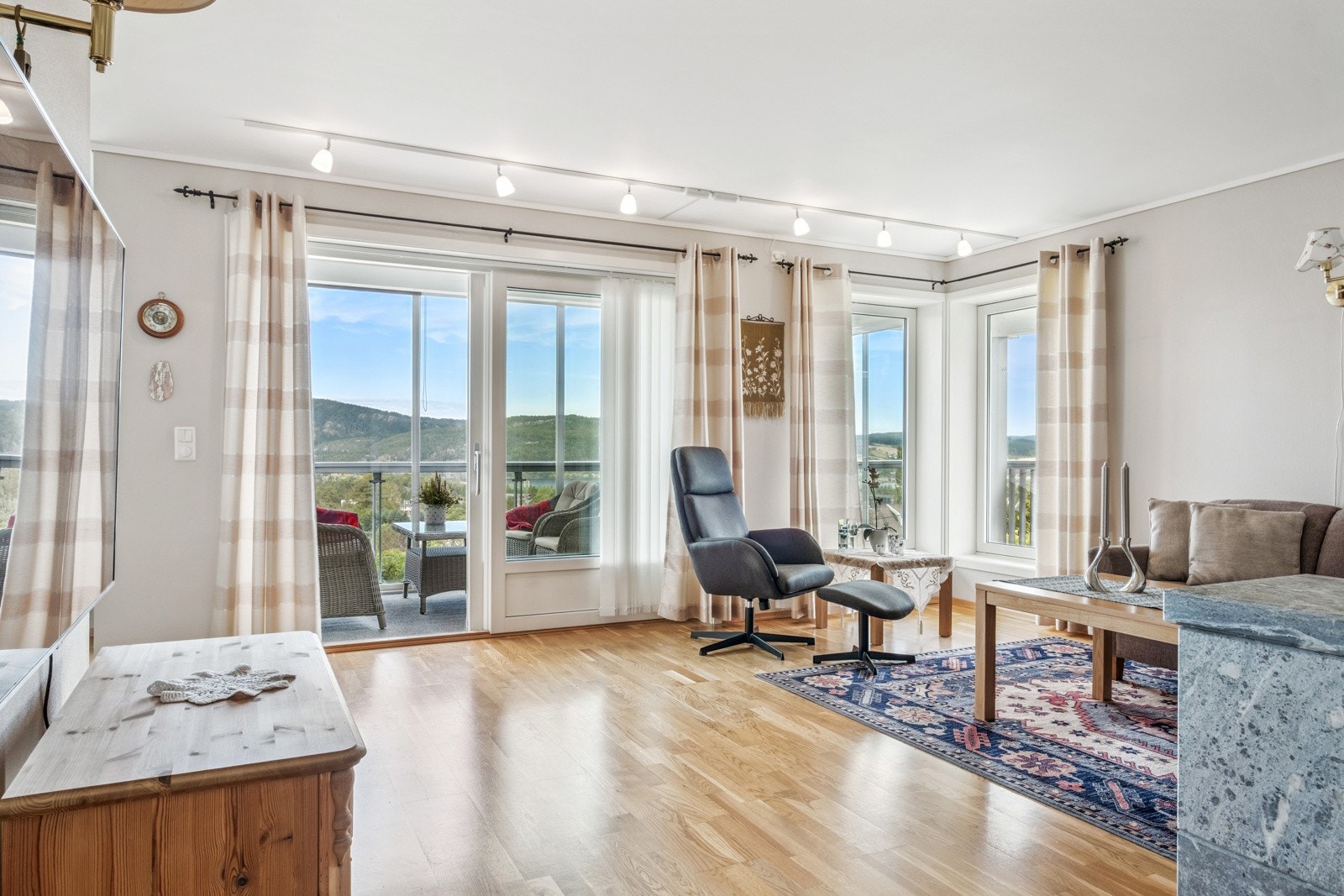 Stuen har store vindusflater som gir rikelig med lysinnslipp. Galleribilde