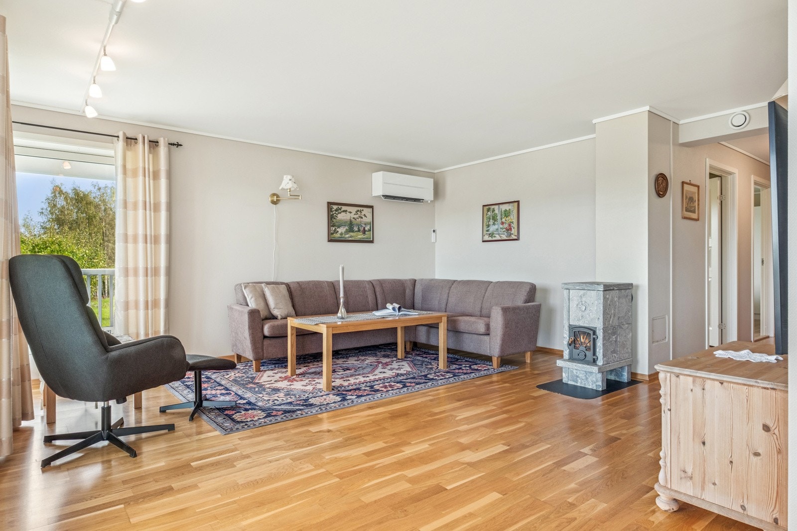 Leilighetens oppvarming besår av vedfyring og strøm. Galleribilde