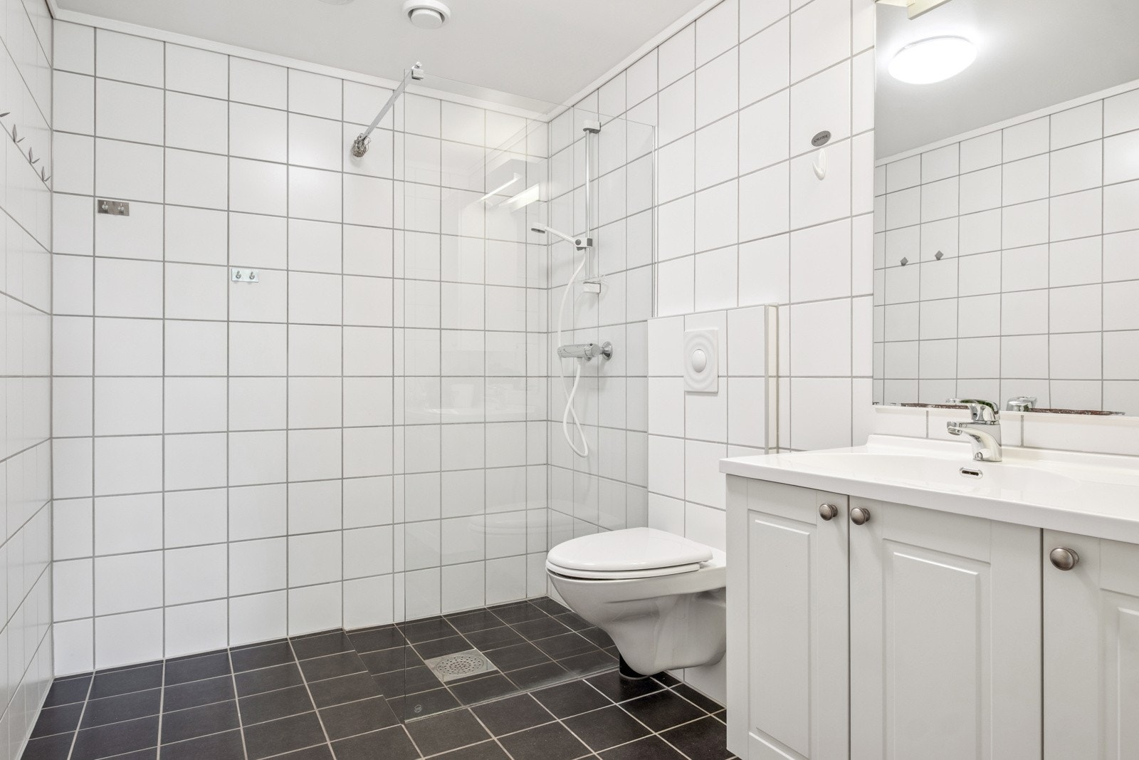 Flislagt bad på 5 m² med gulvvarme. Galleribilde