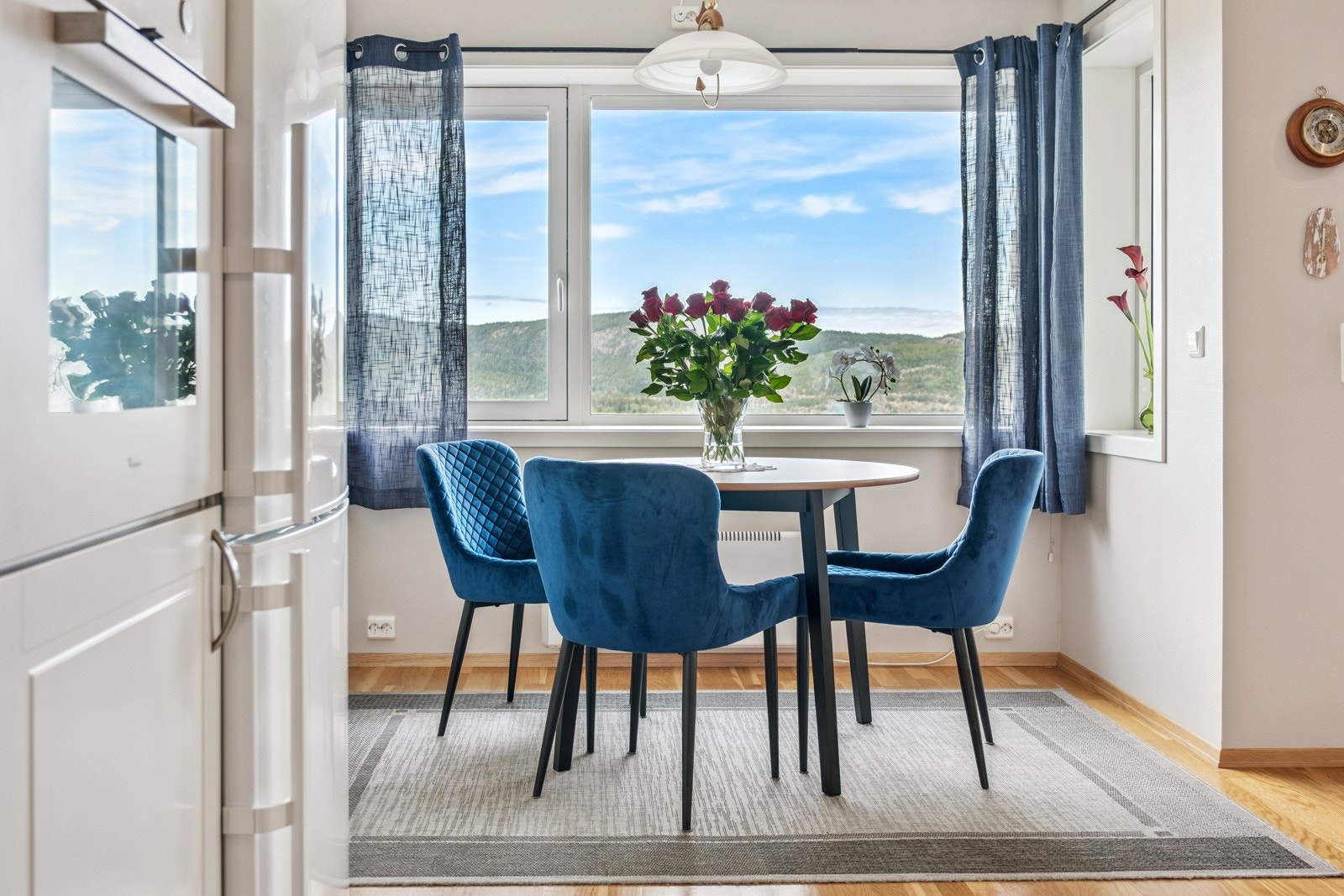 På kjøkkenet har du god plass til en spisegruppe. Galleribilde