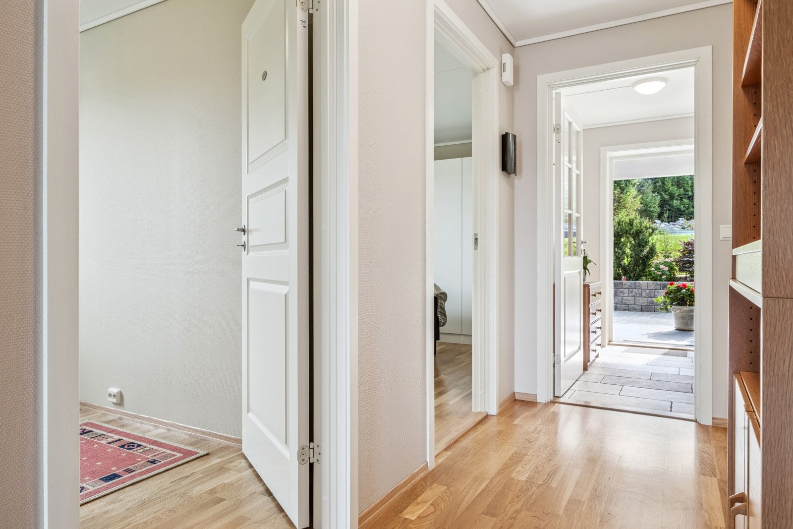 Rommslig gang med skyvedørsgarderobe. Galleribilde