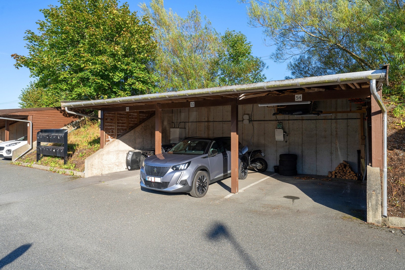 Carport med el-billader Galleribilde