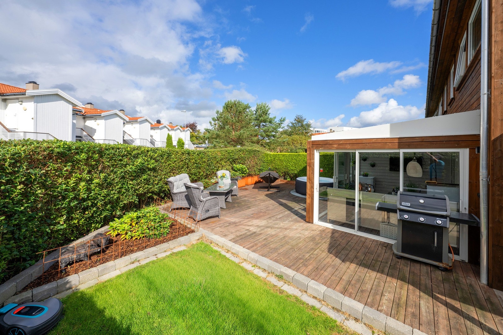 Et lekkert enderekkehus med hage, terrasse og utestue Galleribilde