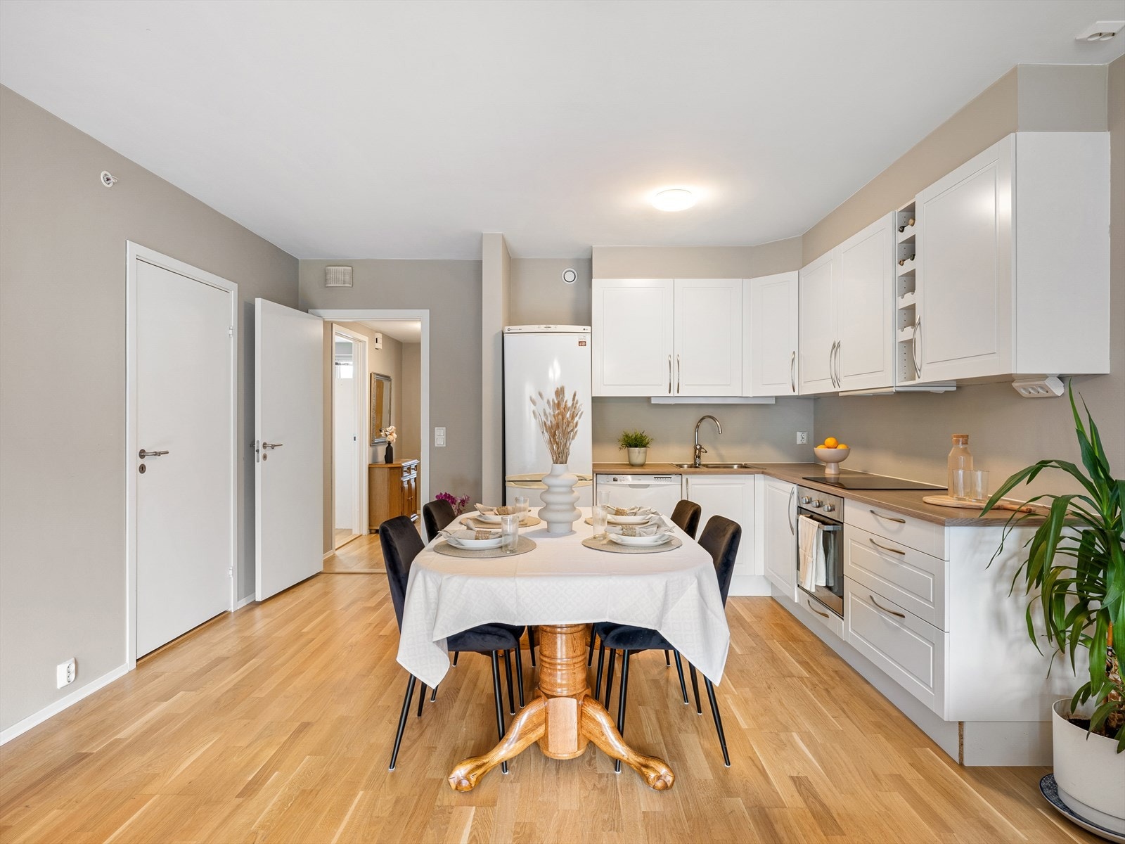 Parkett på gulv og malte gipsvegger Galleribilde