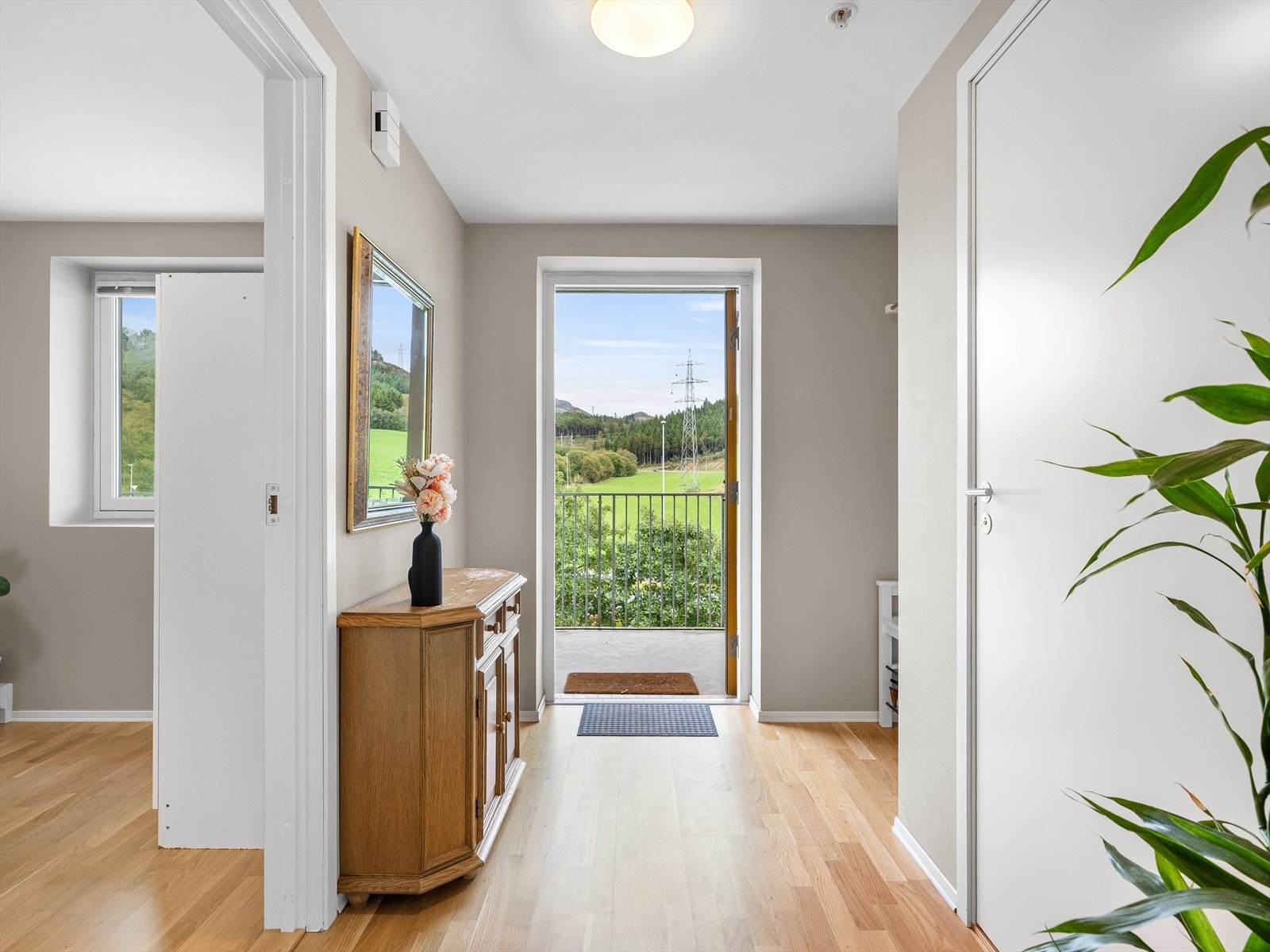 Lys og innbydende entré med praktisk garderobeløsning Galleribilde