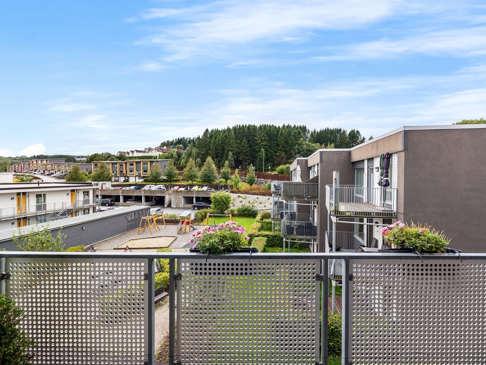 Lekeområde/friareal i front av balkong. Galleribilde