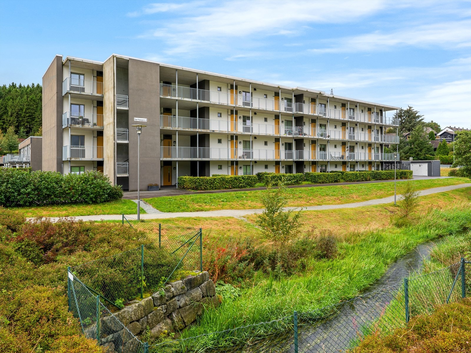 Kort vei til flotte turområder som blant annet Stokkalandsvannet og Melsheia. Gode lysløyper gjør at en kan bruke turområdene hele året. Galleribilde