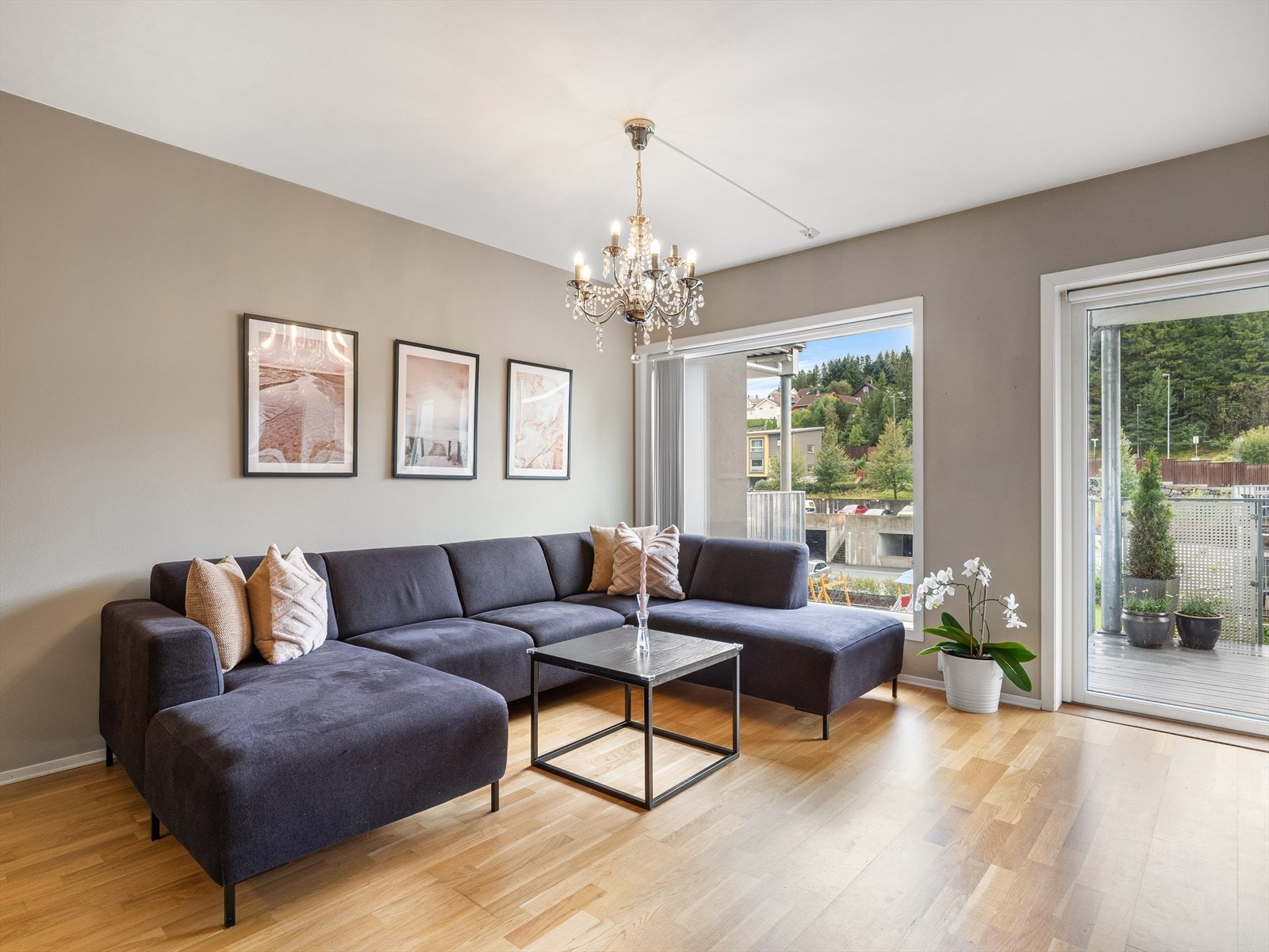 Herlige lysforhold i stua og frodig utsikt. Galleribilde