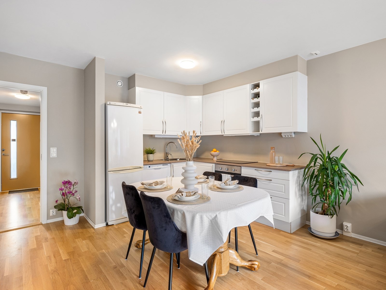 Hvitt kjøkken med integrert oppvaskmaskin og stekeovn Galleribilde