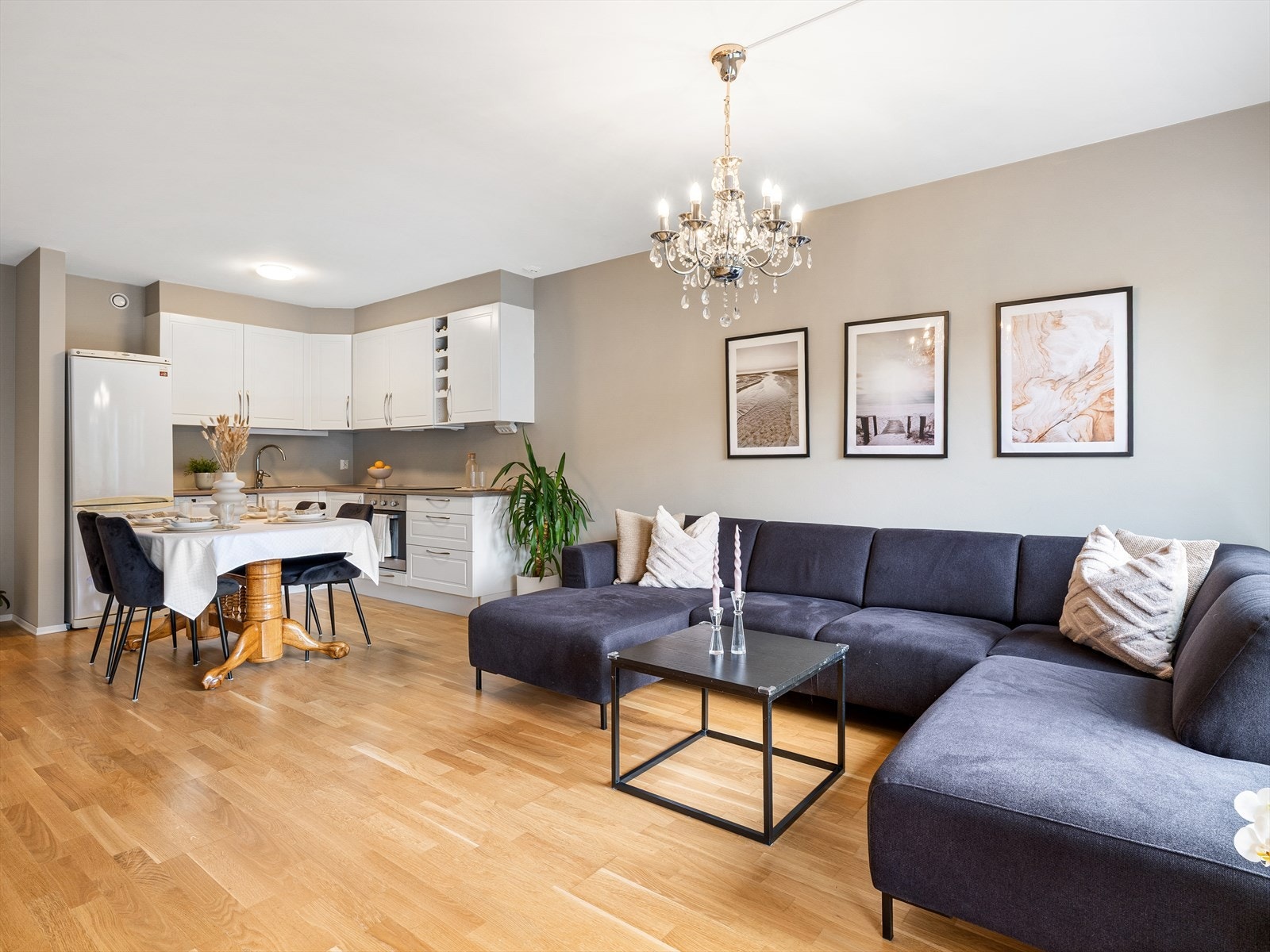 Flott og lys stue med plass til sofagruppe og spisebord. Galleribilde