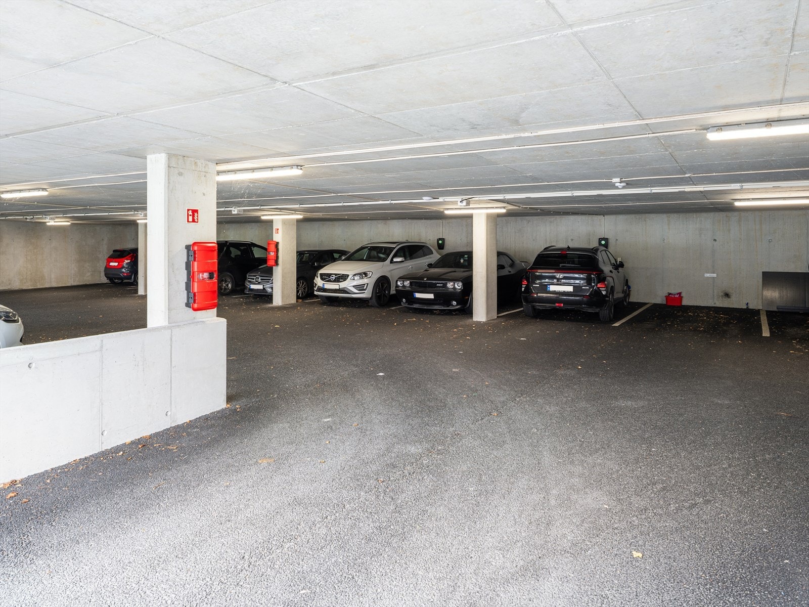Parkering i carport, el-billader installert Galleribilde