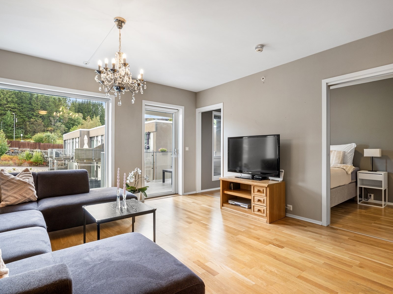 Fra stua er det utgang til balkong. Glassdør og stort vindu. Galleribilde