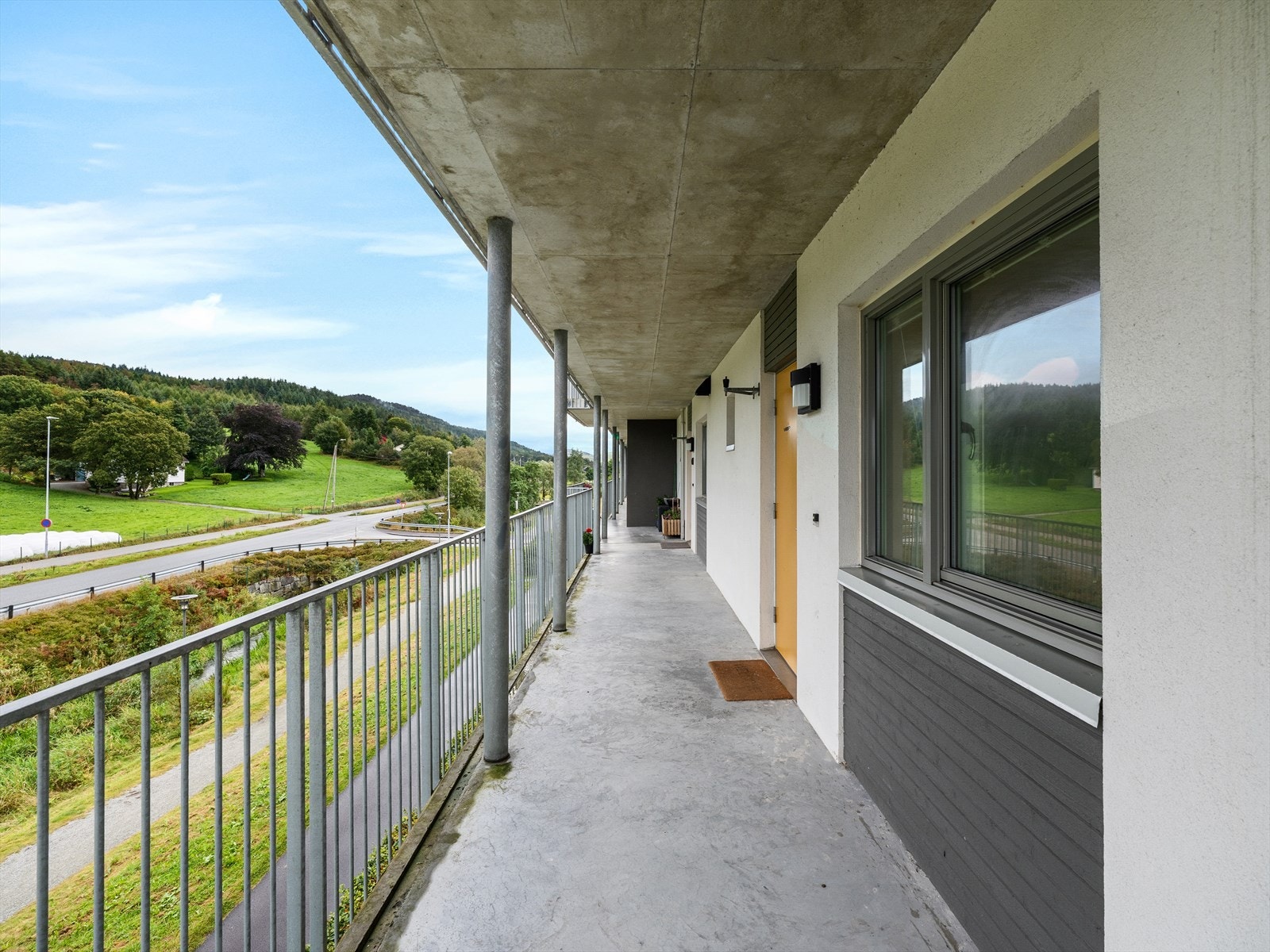 Svalgang ved inngangsdør Galleribilde