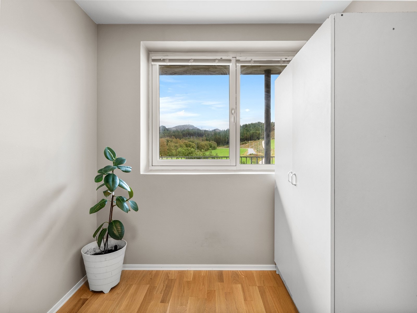 Soverom 2 med garderobeskap Galleribilde