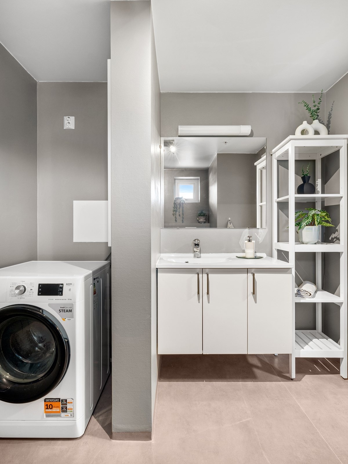 Opplegg for vaskemaskin/tørketrommel i nisje Galleribilde