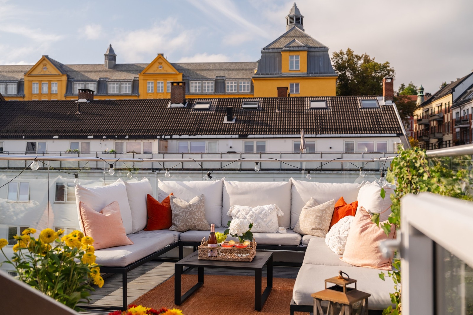 Takterrassen er også etablert i 2012 og har rekkverk i glass og stål og beiset terrassegulv. Galleribilde