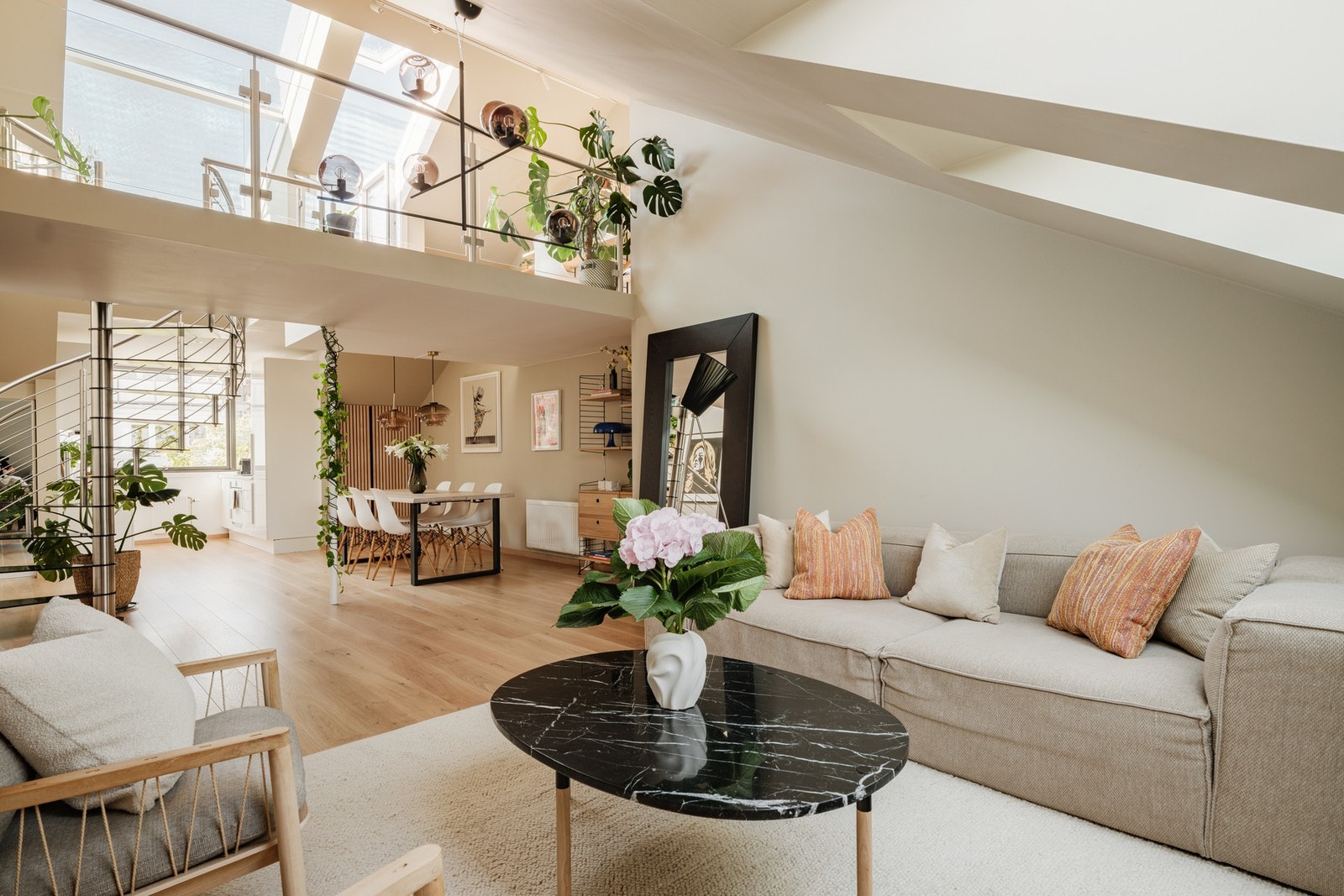 Lys og moderne selveiet topp-/loftsleilighet fra 2012. Galleribilde