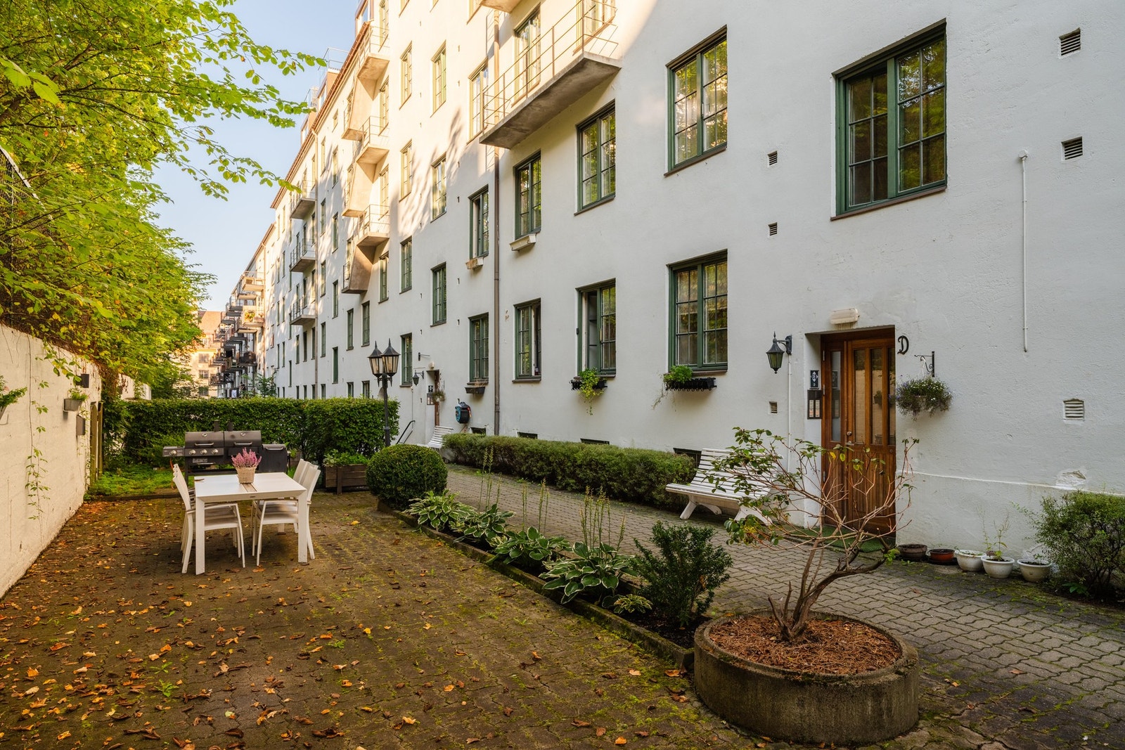 Sameiet har pent opparbeidet indre gårdsrom. Det er felles grill for beboere i bakgården. Galleribilde