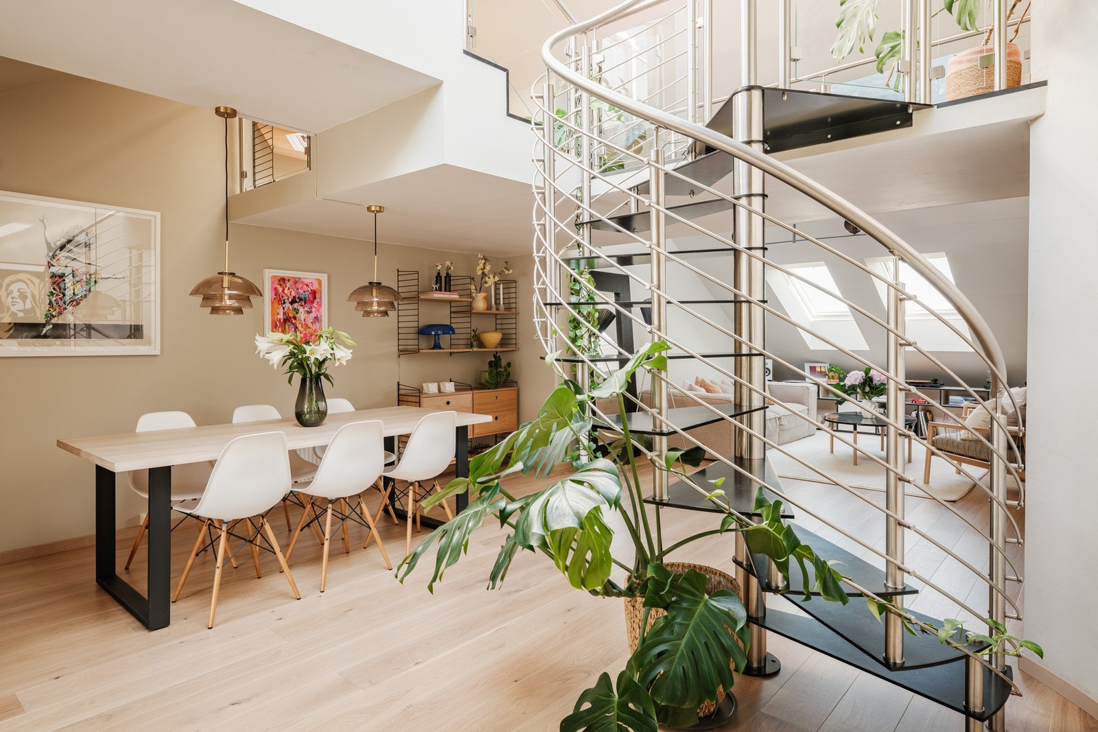 Boligen har åpen og sosial planløsning med luftige rom med flere naturlige soner. Galleribilde