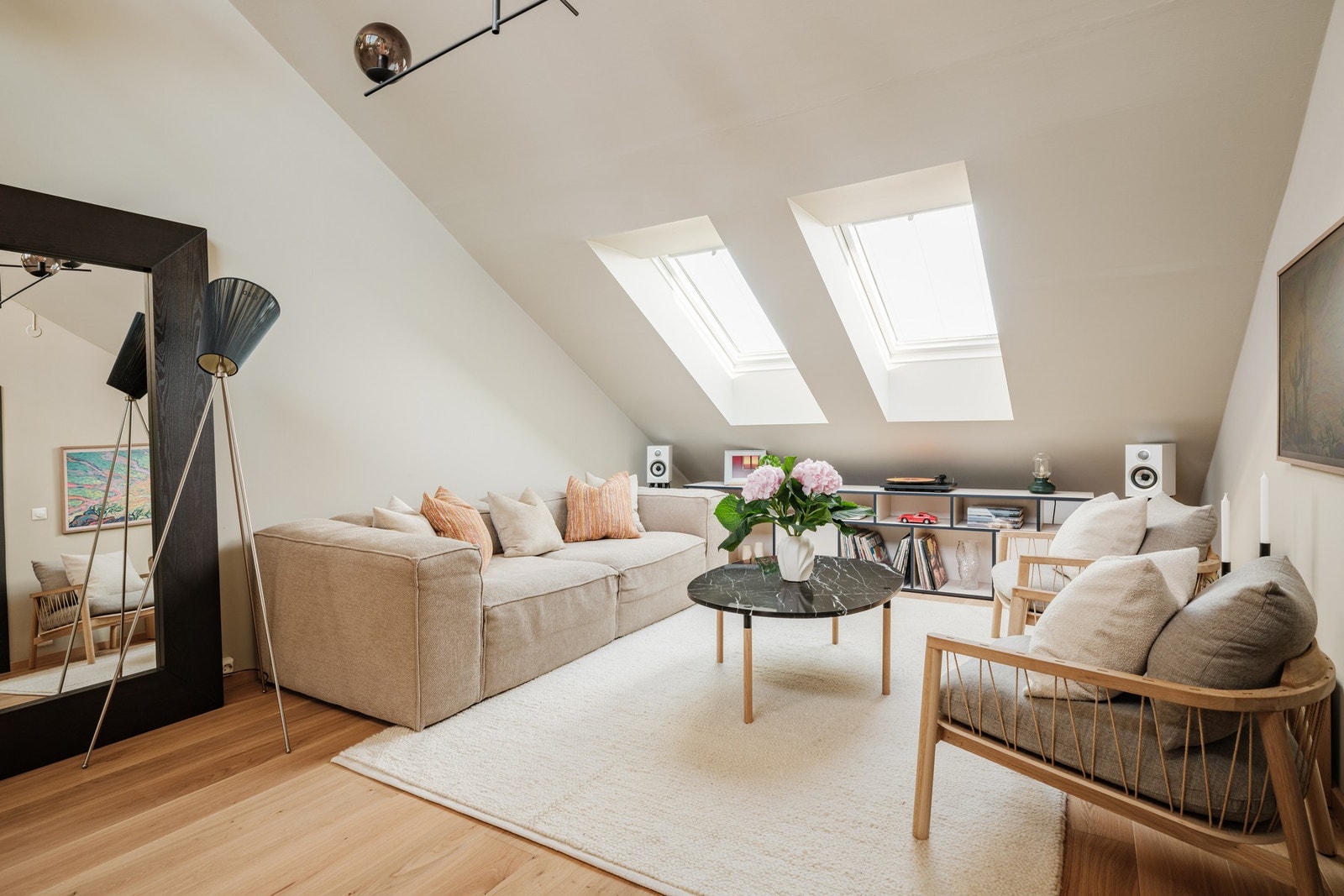 Stuen er lys og luftig med plass til sofa og mediemøblement. Galleribilde