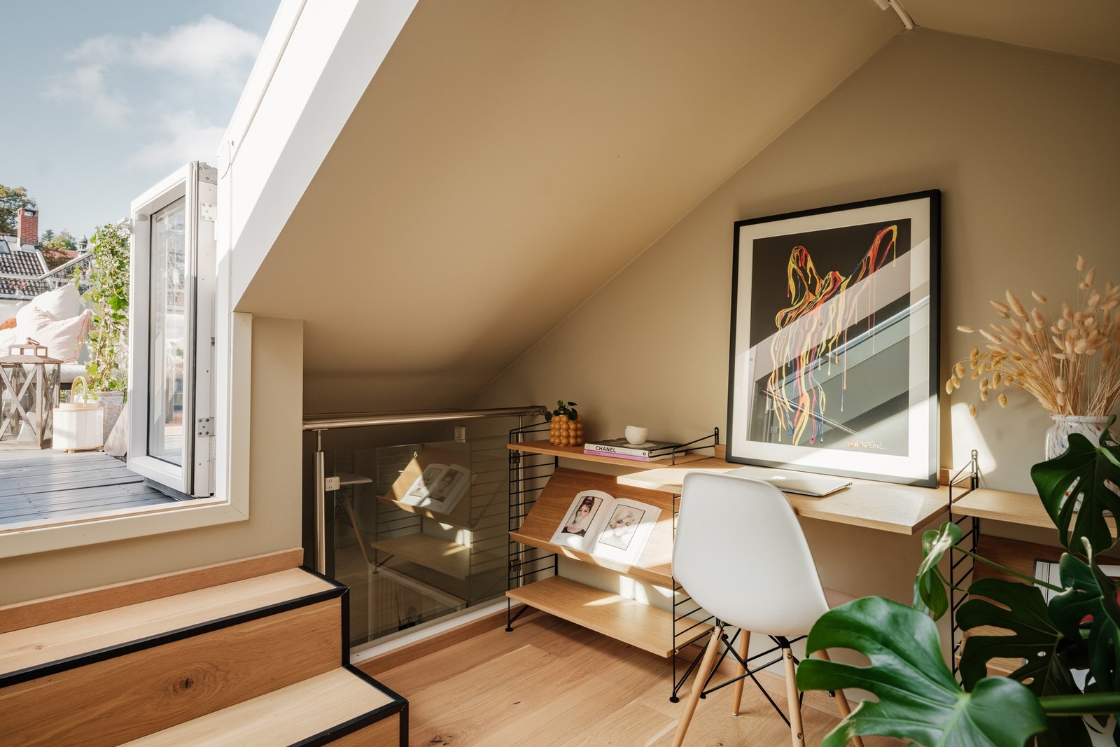 Selger har idag innredet mezzanin/loftetasjen med praktisk hjemmekontorløsning. Galleribilde