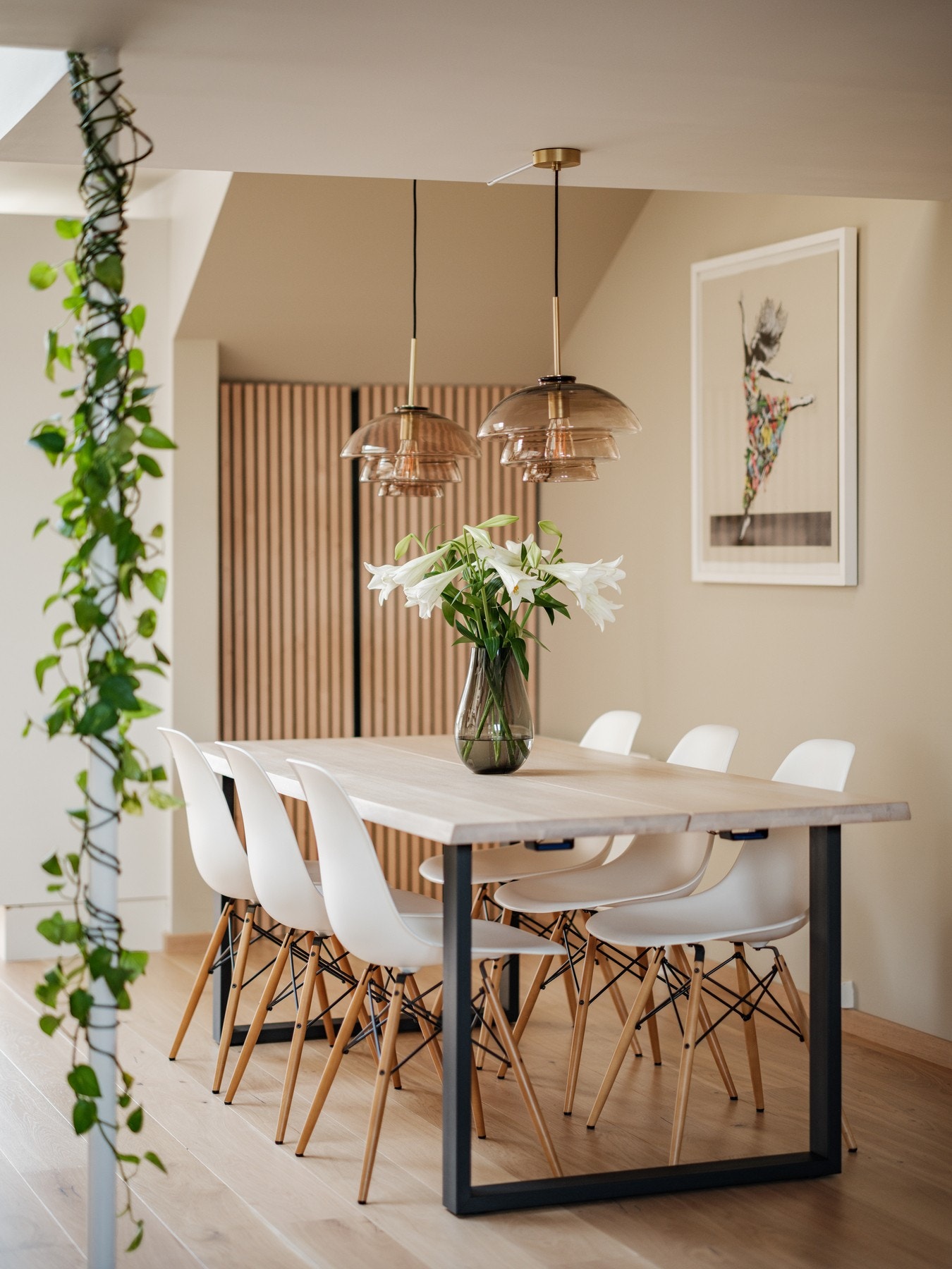 Det er god plass til et større spisebord, så her kan det det samles mange gjester til bords. Galleribilde