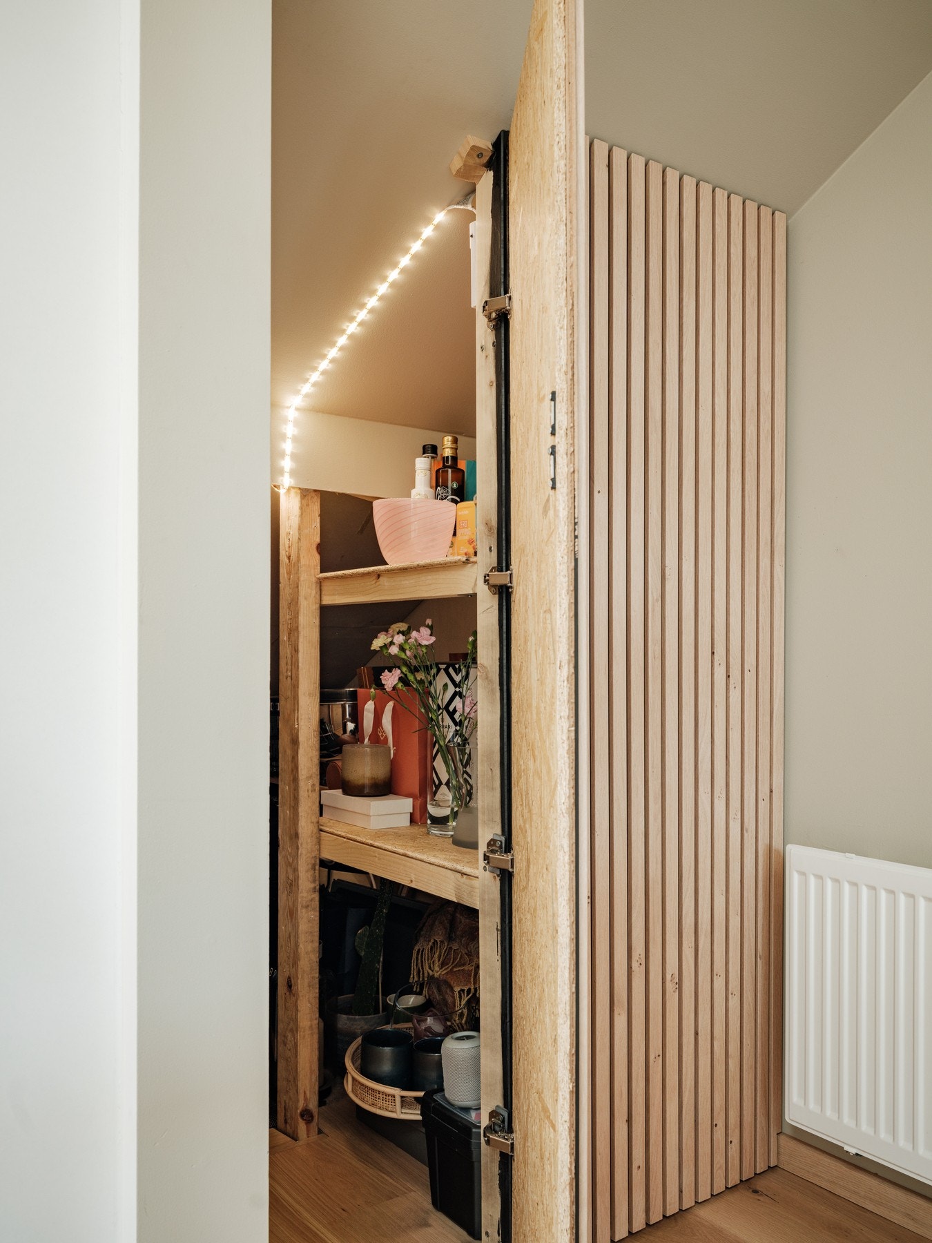 "Pantry" - en forlengelse av kjøkkenet som fungerer som et praktisk kott. Rommet er dypere enn hva som syns på bilde. Galleribilde
