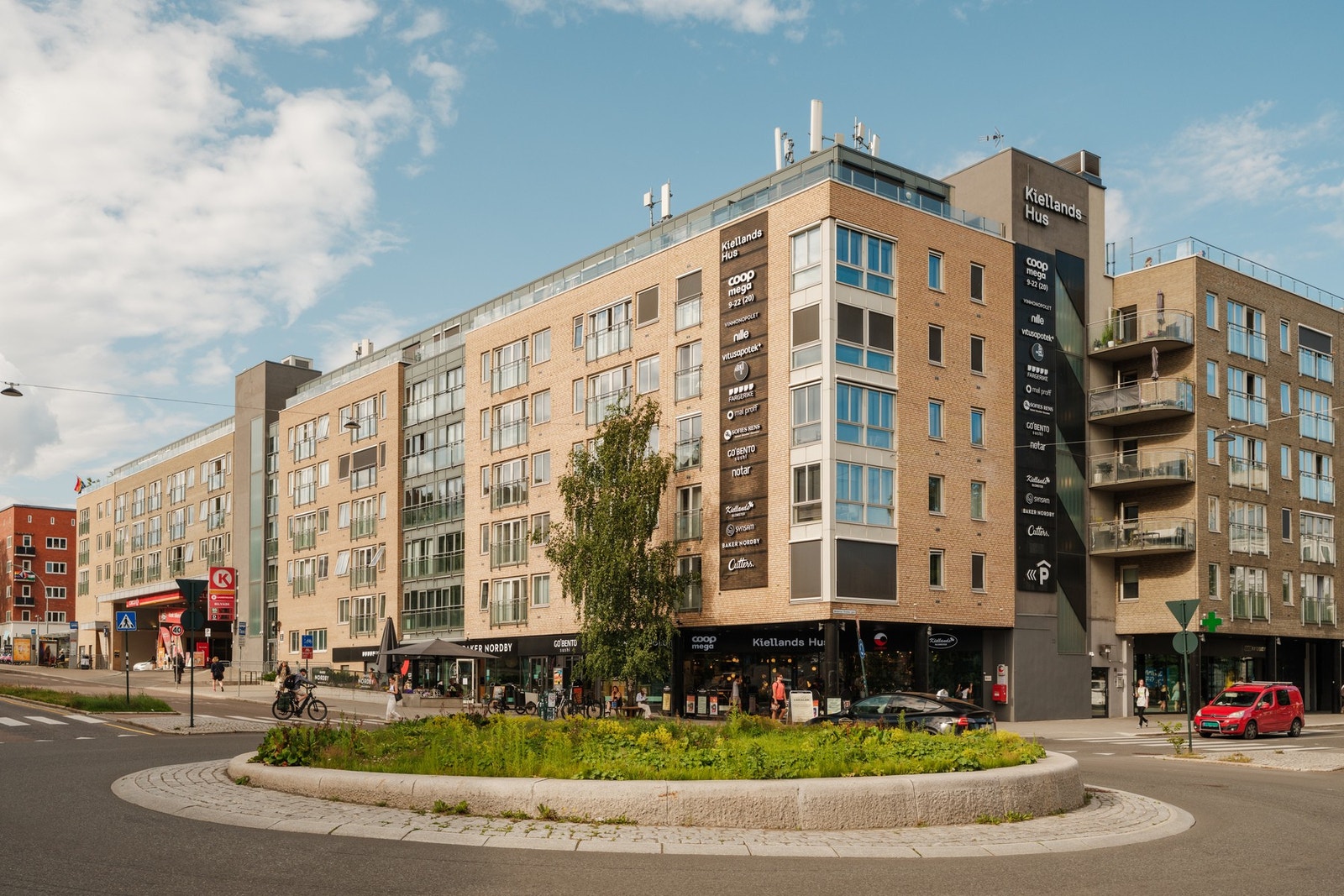 Like i nærheten ligger Kiellands Hus med et bredt utvalg av servicetilbud som Coop Mega, restauranter, Nille, apotek, bokforhandler, blomsterbutikk og Vinmonopol. Galleribilde