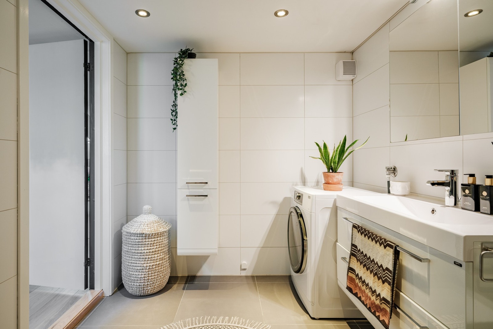 Det er opplegg for vaskemaskin og stikkontakt for tørketrommel. Det er i tillegg montert mekanisk avtrekk. Galleribilde