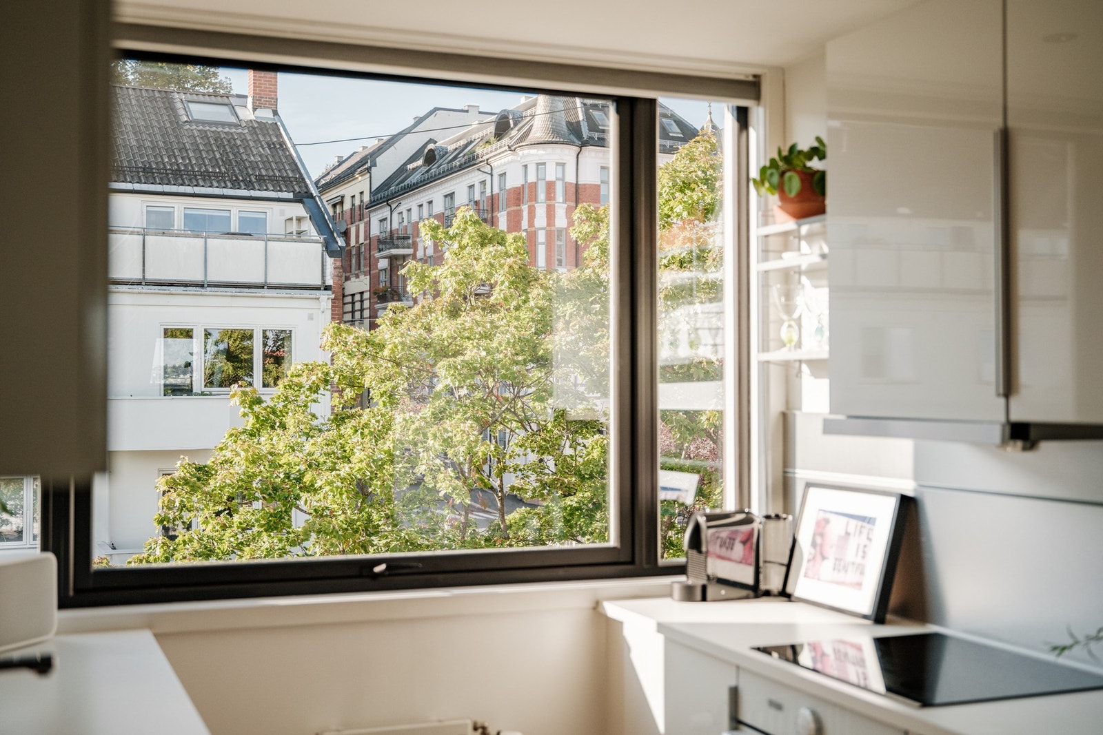 Fint utsyn mot trafikkstille gate. Galleribilde