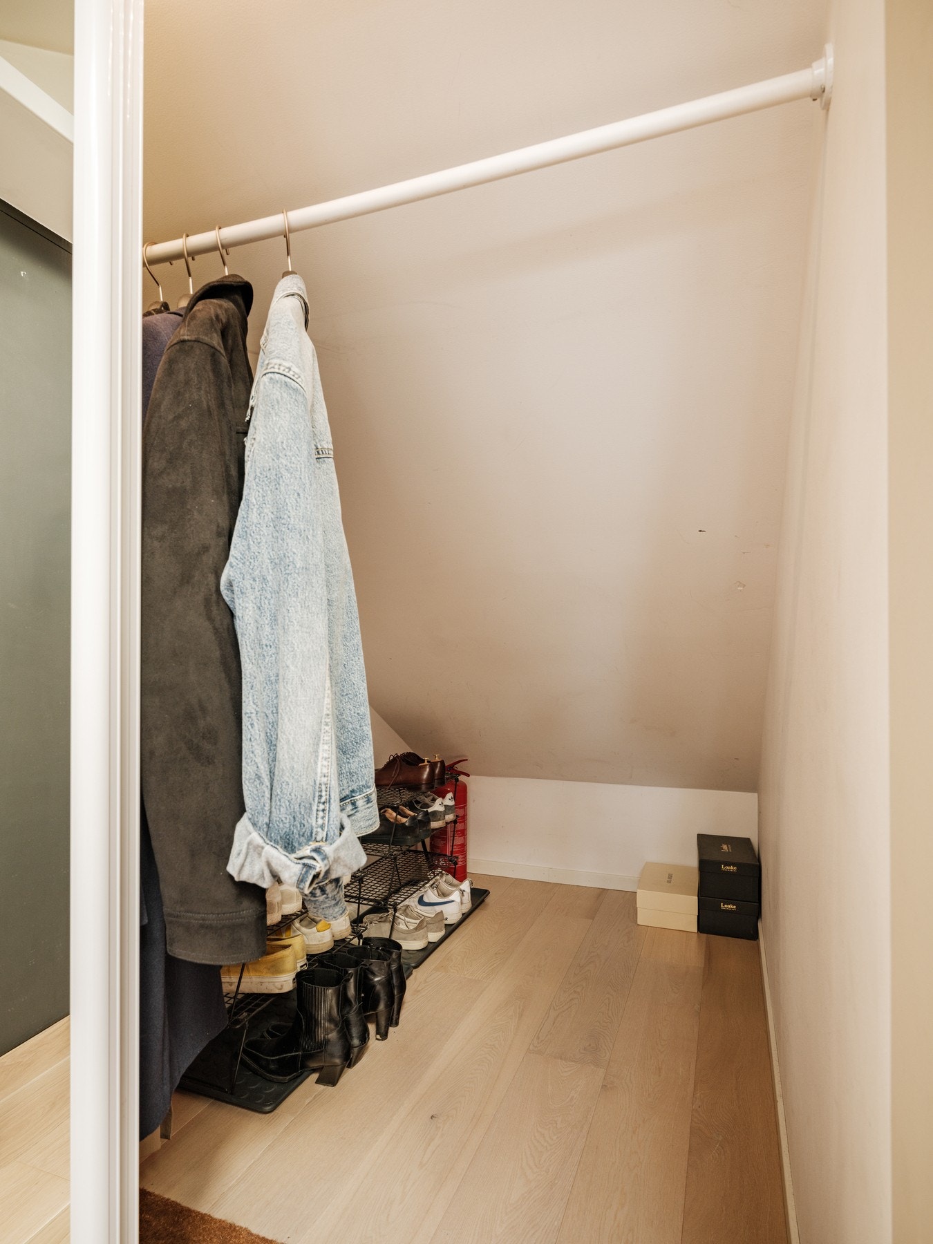 Skyvedørsgarderoben har oppheng for jakker, og bak den ligger en romslig bod med gode løsninger for oppbevaring av blant annet vaskeartikler og sko. Leiligheten disponerer også en kjellerbod på ca. 8 kvm. Galleribilde