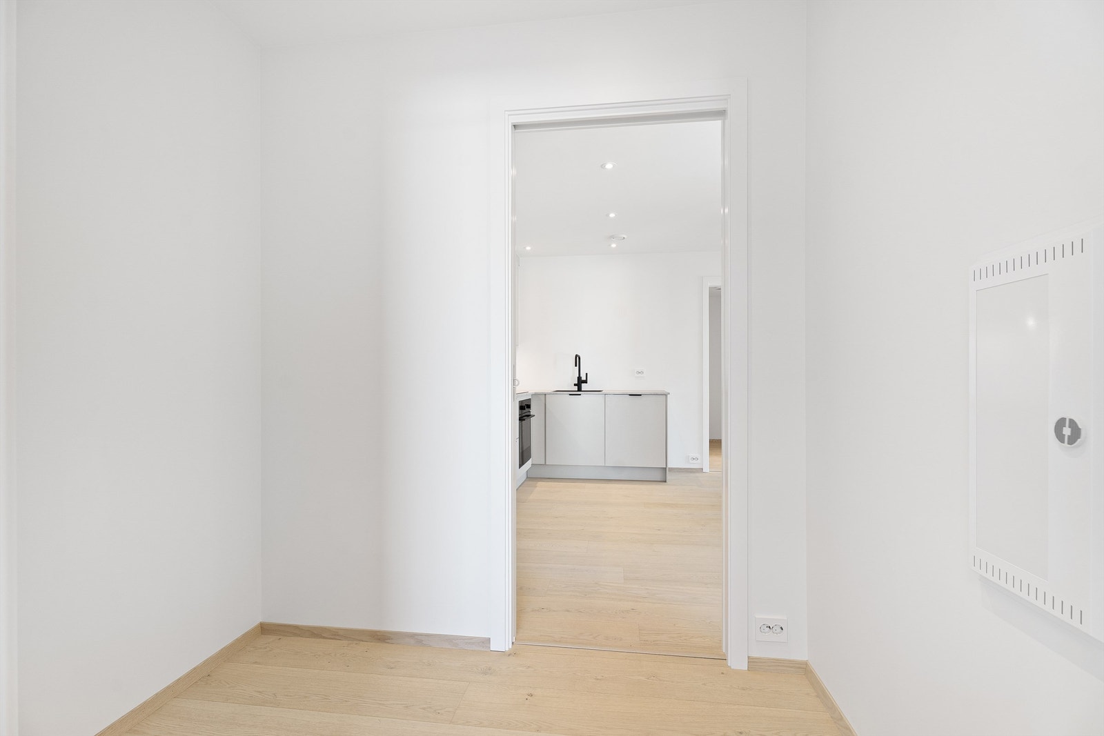 Velkommen inn - lys og praktisk entre med god plass til garderobeløsning Galleribilde