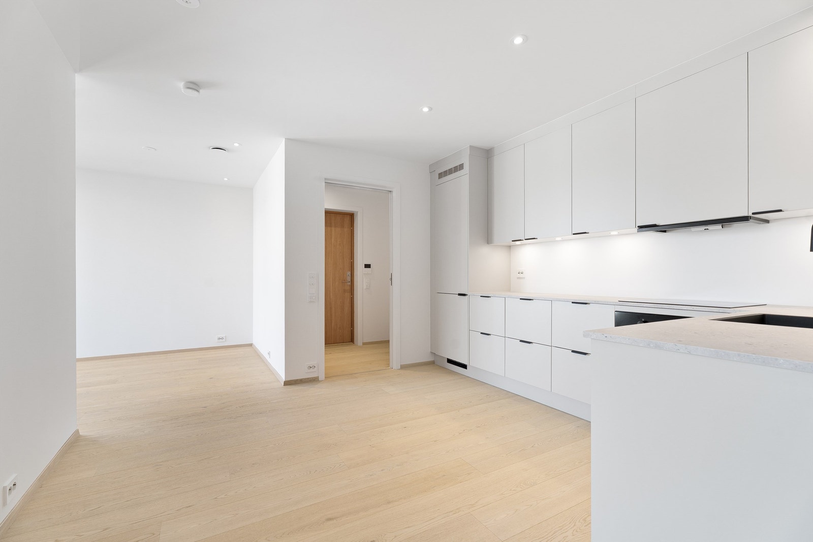 Lyst og åpent med god romfølelse. Lekkert kjøkken fra Strai med spiseplass og åpen løsning til stuen Galleribilde