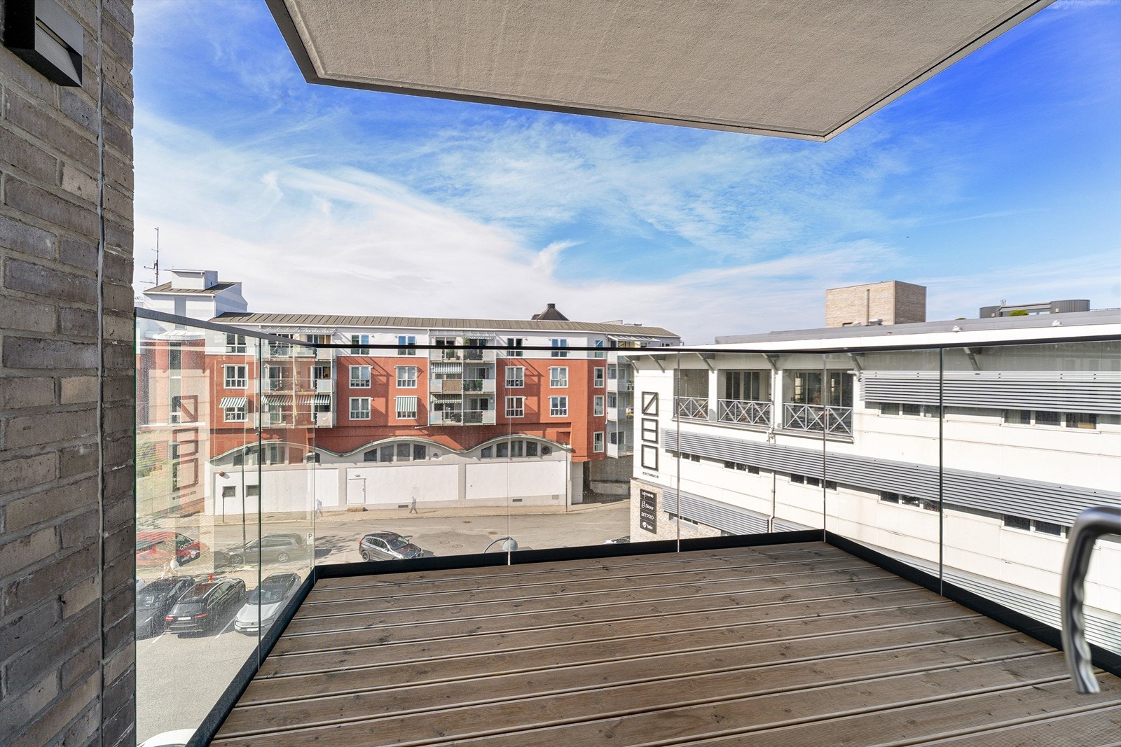 Overbygd balkong med luftig utsikt Galleribilde