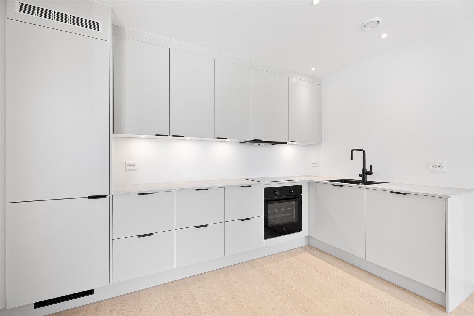 Flott kjøkken med moderne løsninger og god skapplass. Svarte detaljer Galleribilde