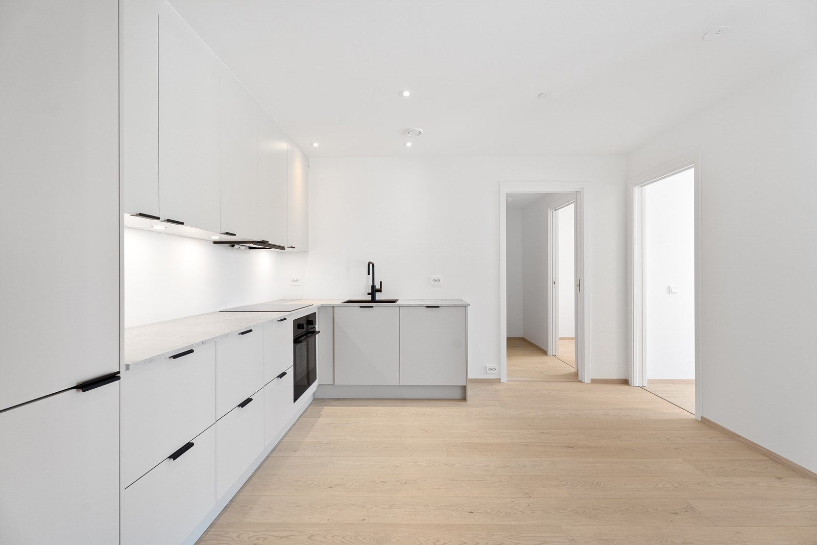 Moderne og lekkert kjøkken av god størrelse Galleribilde