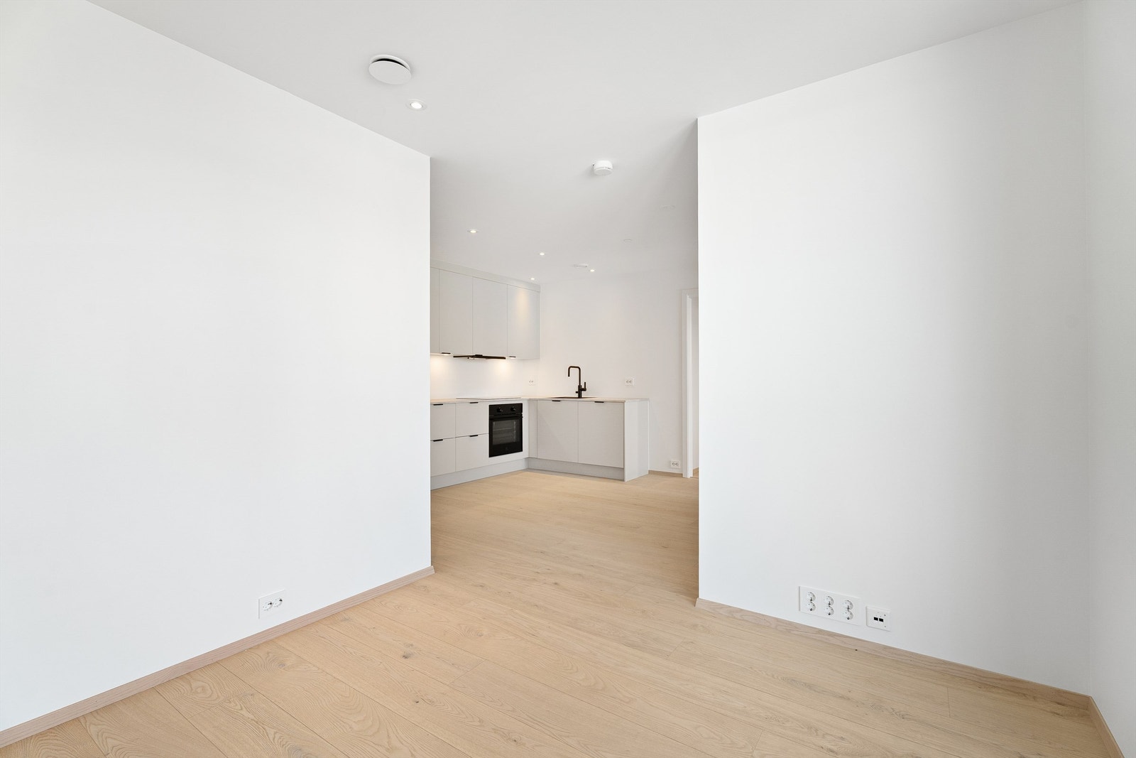 Åpen og sosial løsning mellom stue og kjøkken Galleribilde