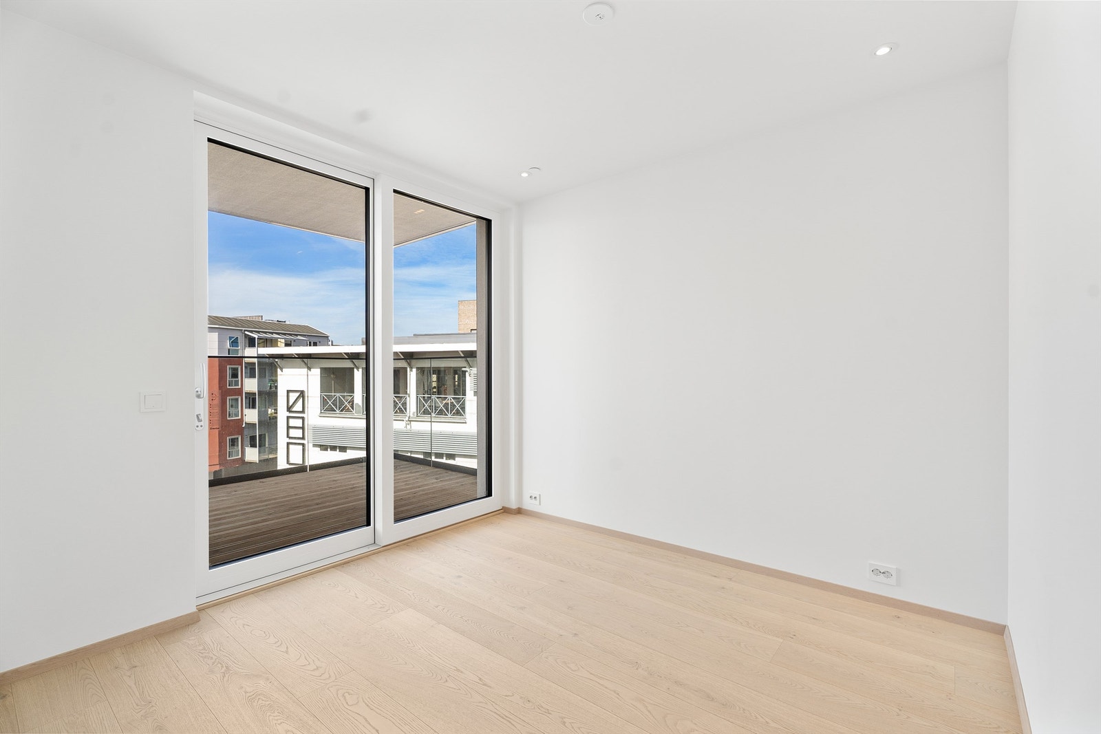 Lys og fin stue med skyvedør til overbygd balkong Galleribilde