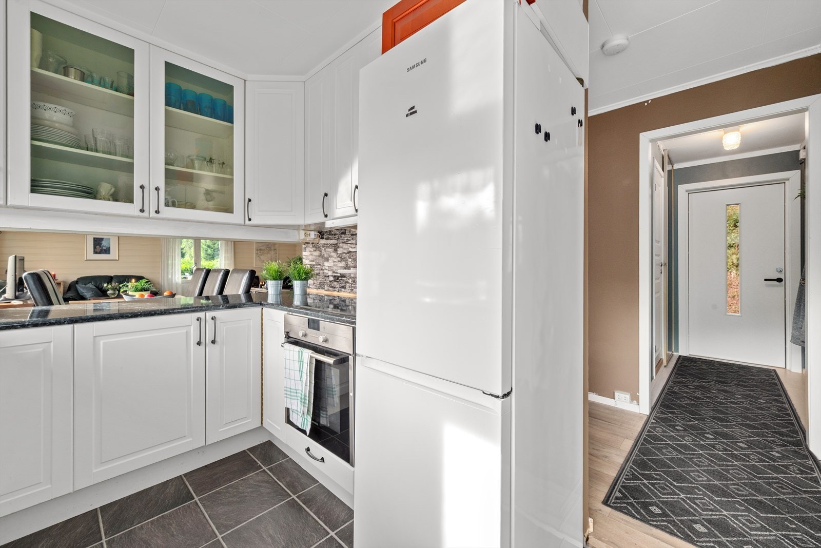 Kjøkkenet er praktisk adskilt fra stuen Galleribilde