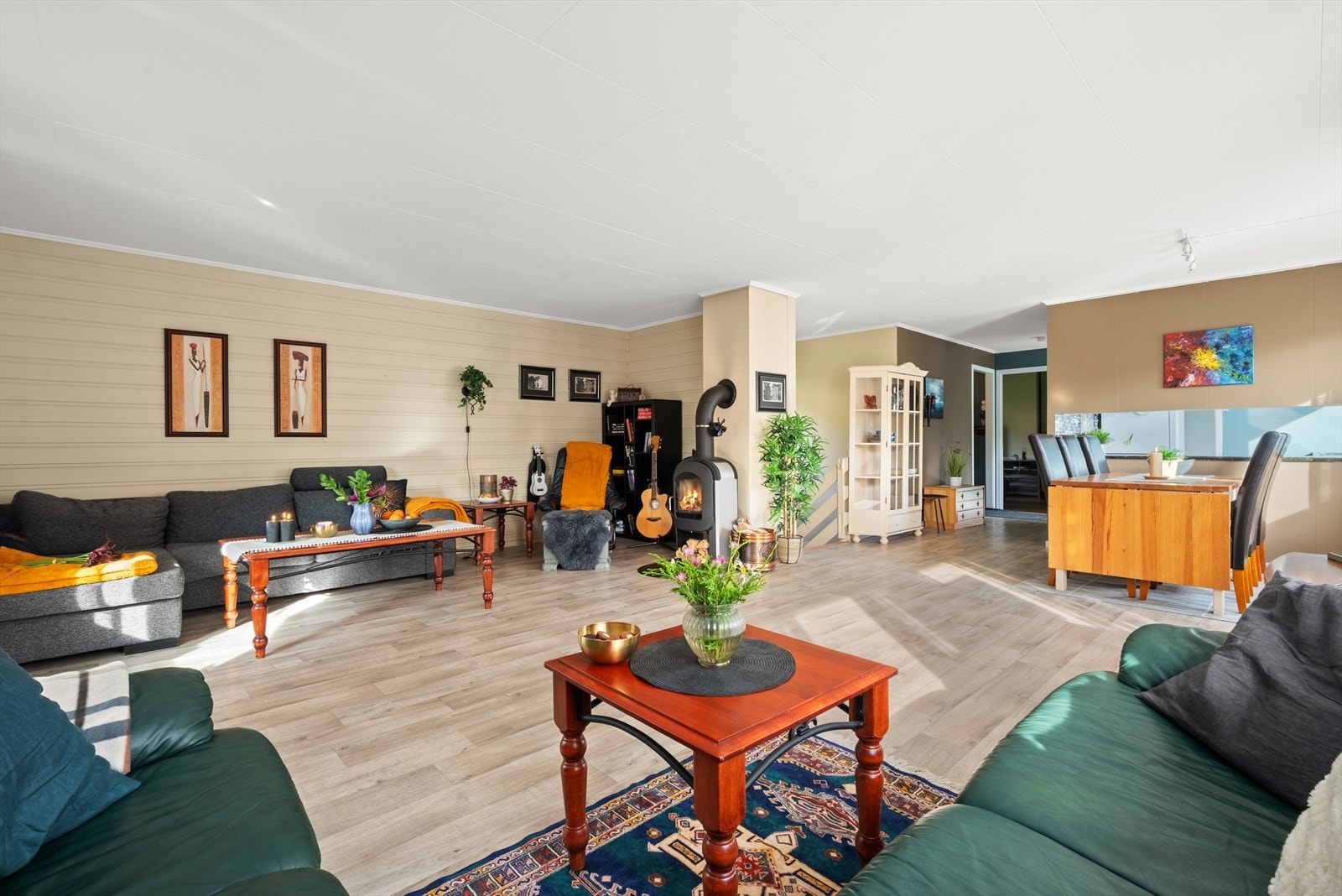 Den åpne løsningen er på hele 44,9 kvm, noe som skaper god plass til både sofa- og spisegruppe Galleribilde