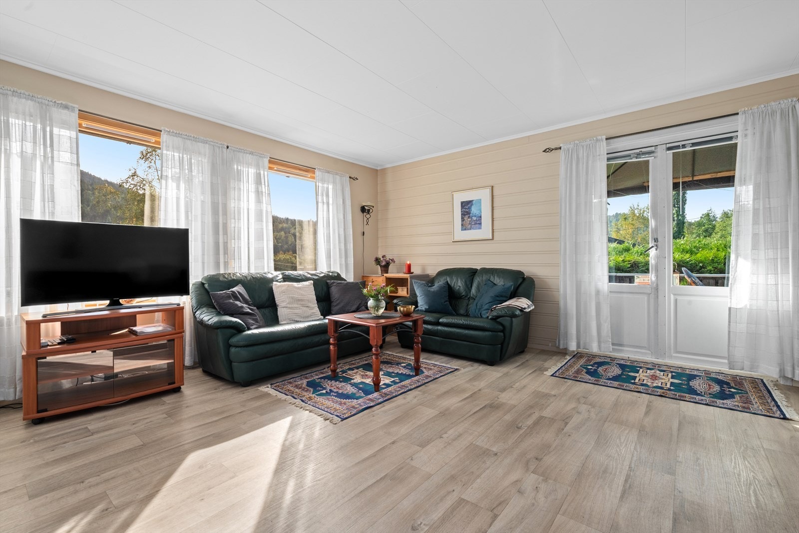 Store vindusflater gir et lyst og trivelig oppholdsrom Galleribilde