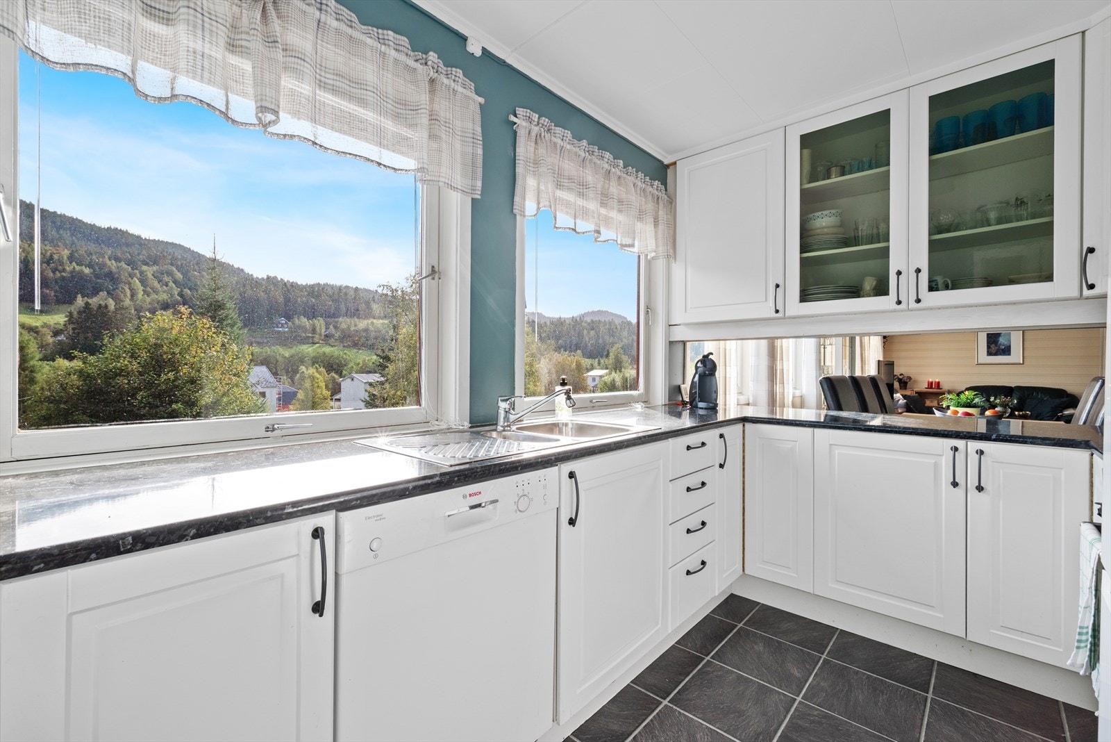 Praktisk kjøkken med gode oppbevaringsmuligheter Galleribilde