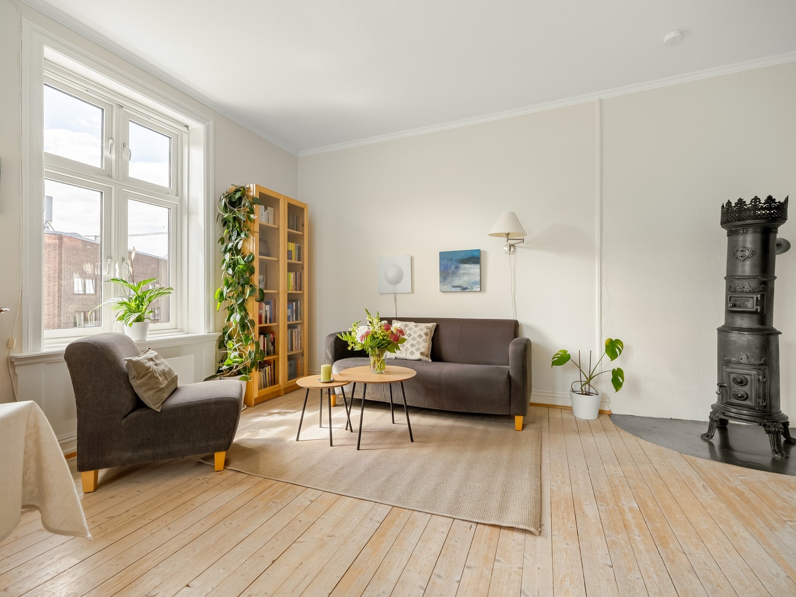 Vi fortsetter i den store stuen, som virkelig er lys og god. De store vinduene var nye i 2015. Galleribilde