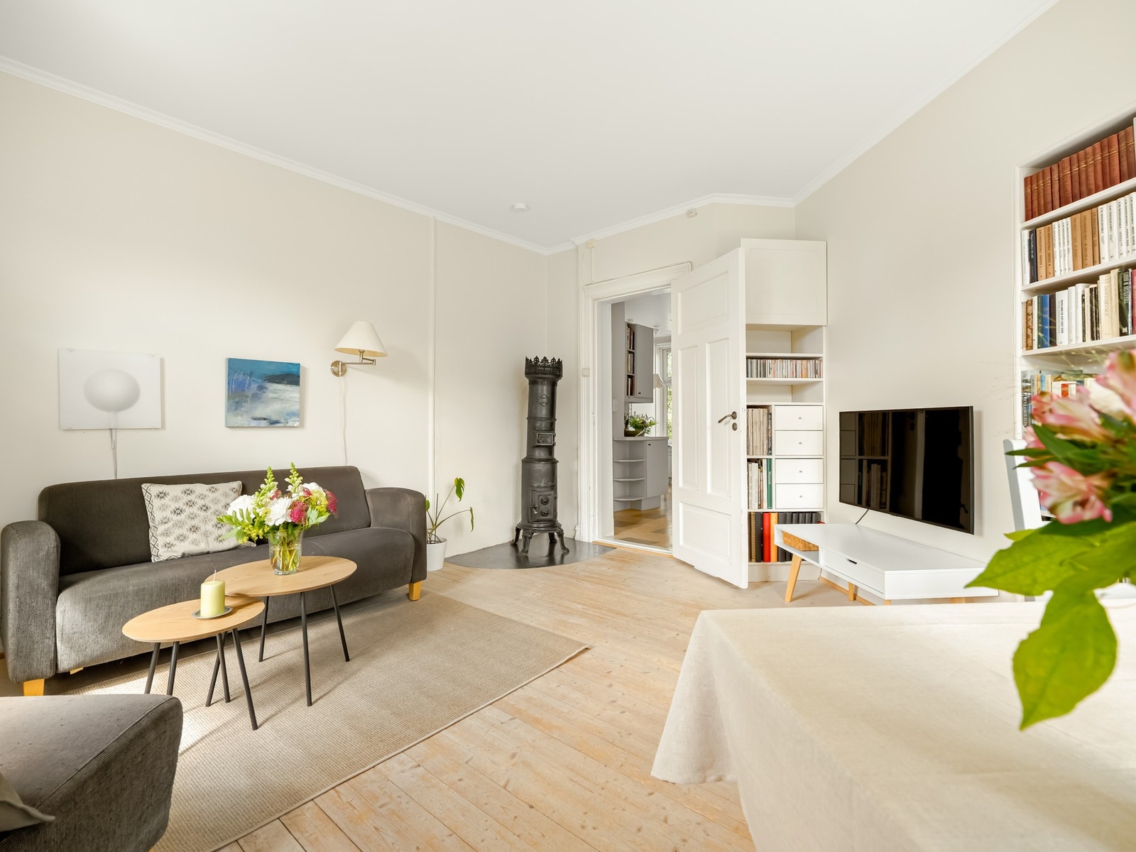 Fra stuen finner vi inngangen til det separate spisekjøkkenet. Galleribilde