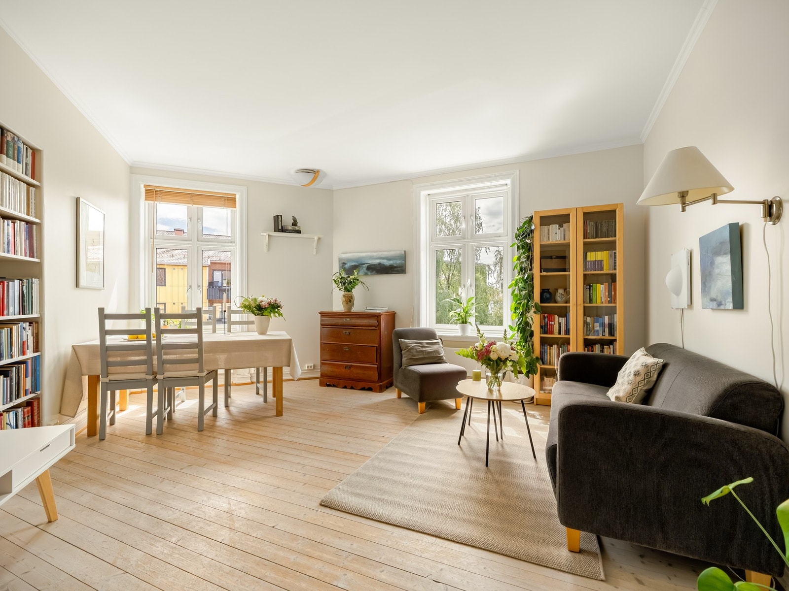 Dette er en gjennomgående 2-roms leilighet, i en klassisk bygård fra slutten av 1800-tallet. Denne kommer du til å like! Galleribilde