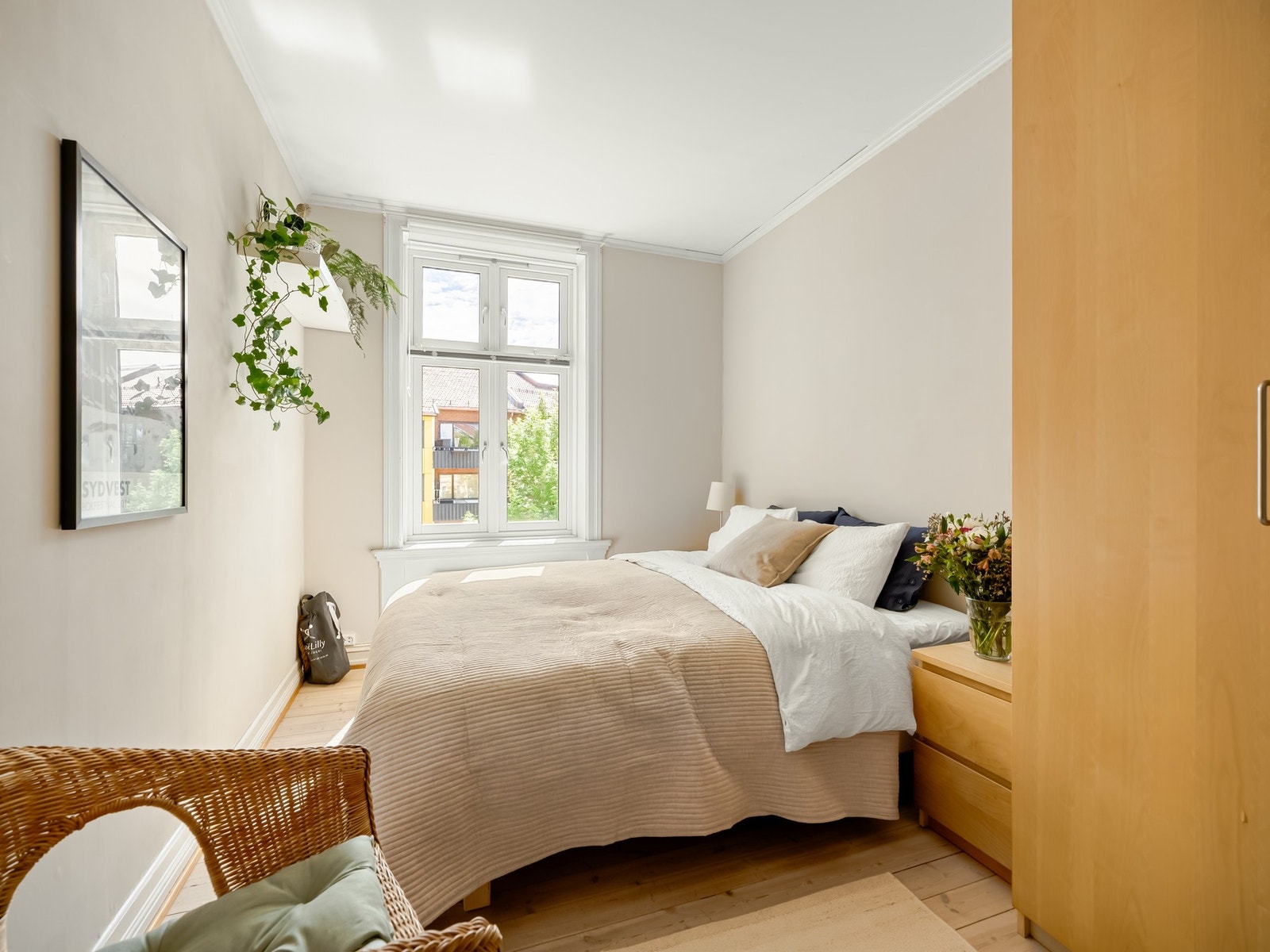 Soverommet har inngang fra kjøkkenet, og blir neste stopp på veien. Galleribilde